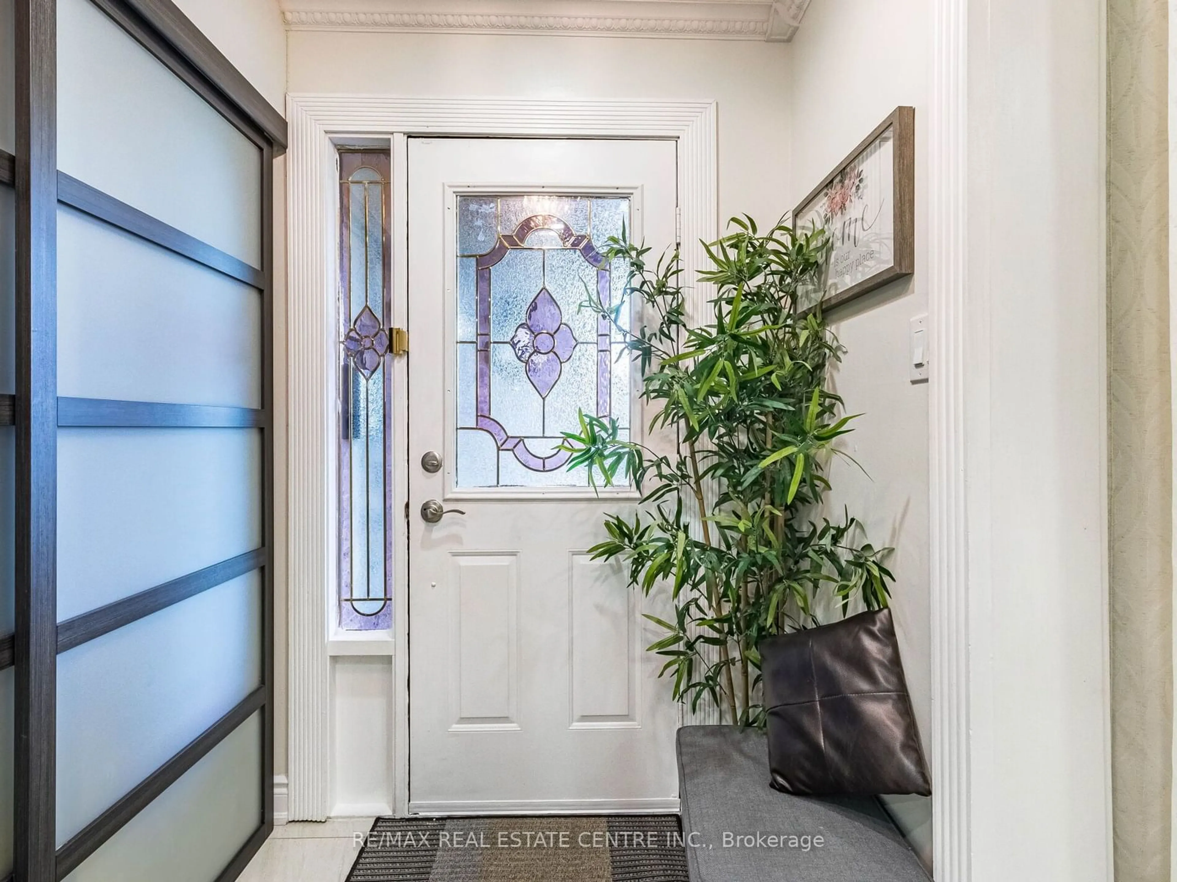 Indoor entryway, wood floors for 55 Castlehill Rd, Brampton Ontario L6X 4C9