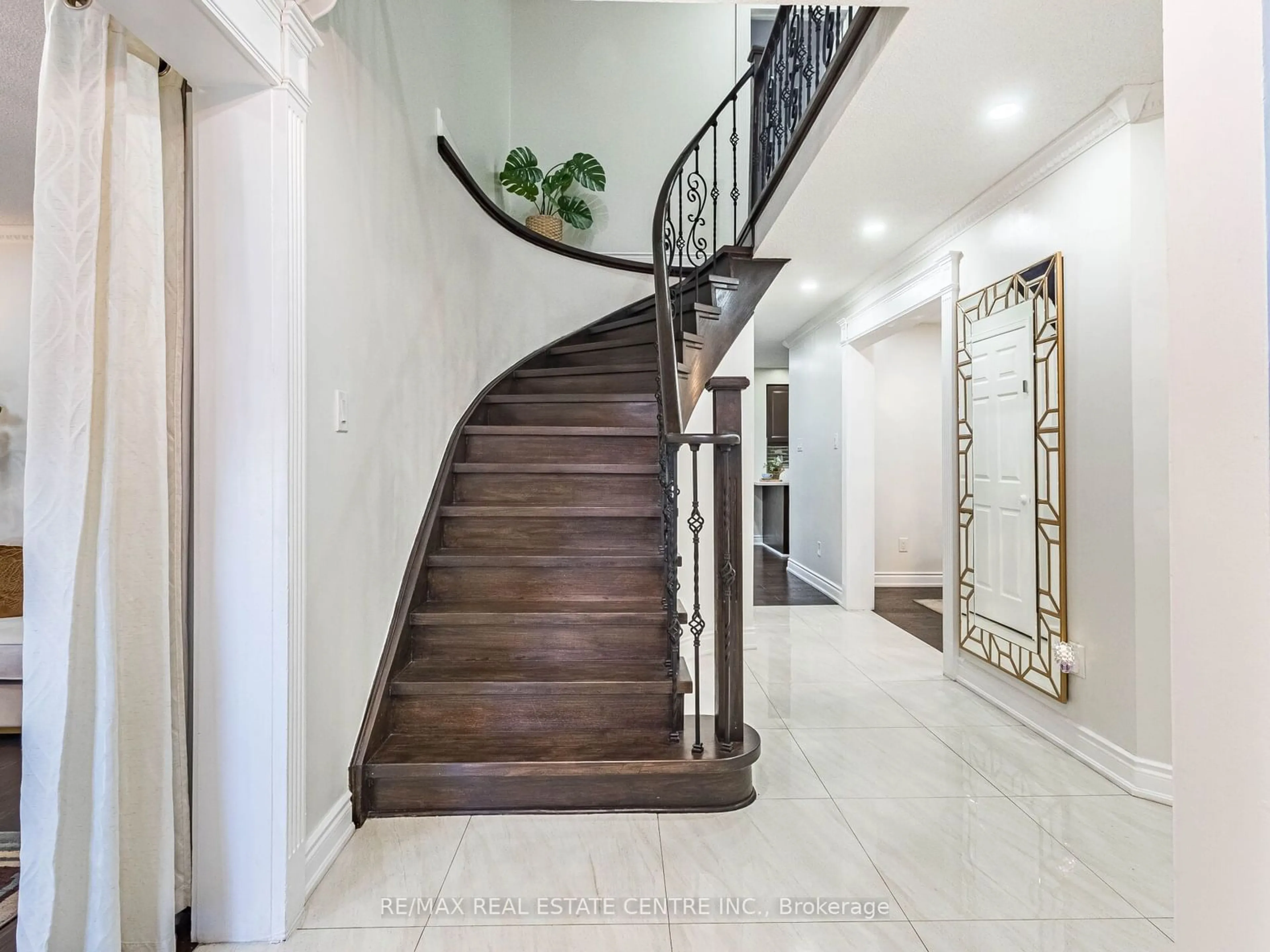 Indoor foyer, wood floors for 55 Castlehill Rd, Brampton Ontario L6X 4C9