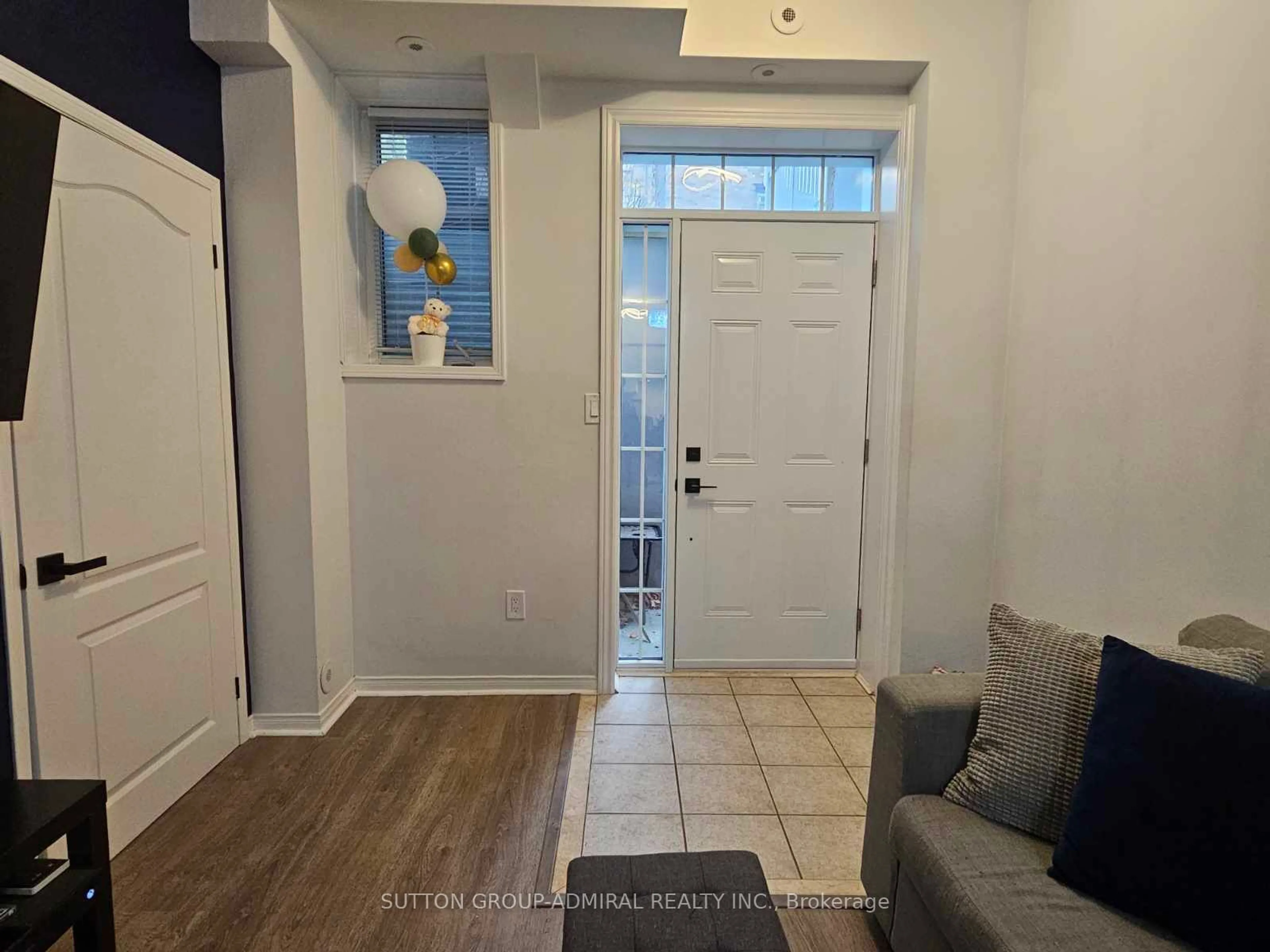 Indoor entryway, wood floors for 601 Shoreline Dr #145, Mississauga Ontario L5B 4K1