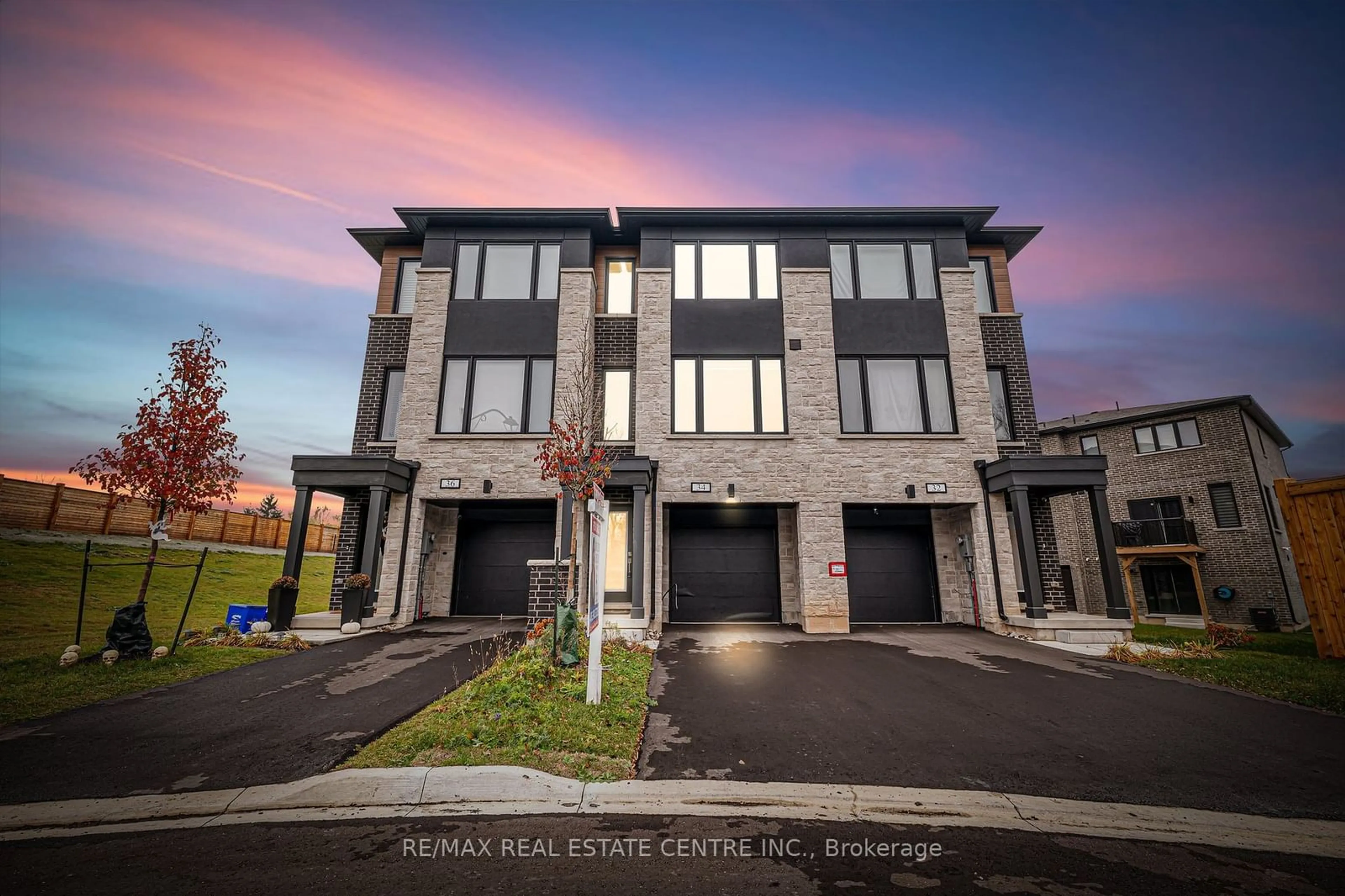 A pic from exterior of the house or condo, the front or back of building for 34 Briar Crt, Halton Hills Ontario L7G 0P6