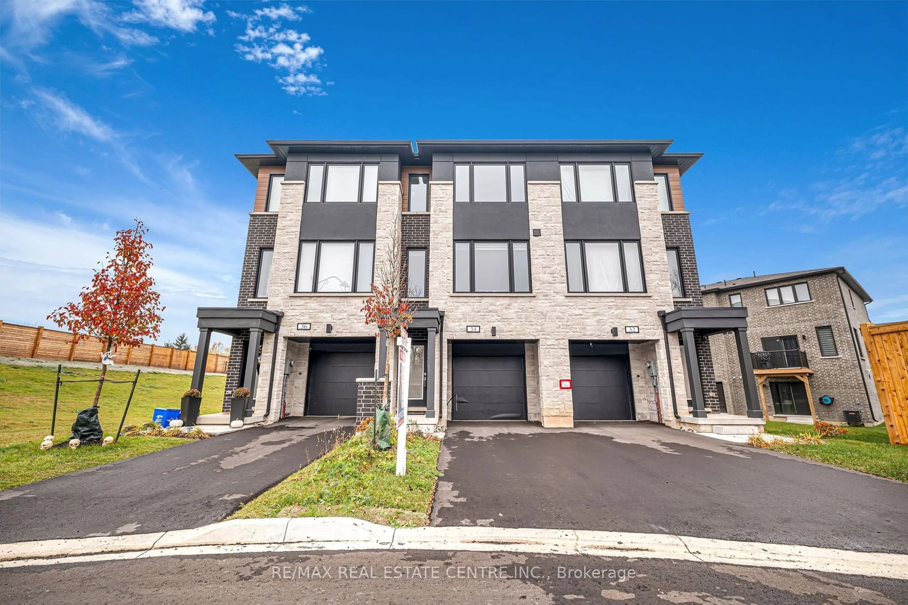 A pic from exterior of the house or condo, the front or back of building for 34 Briar Crt, Halton Hills Ontario L7G 0P6