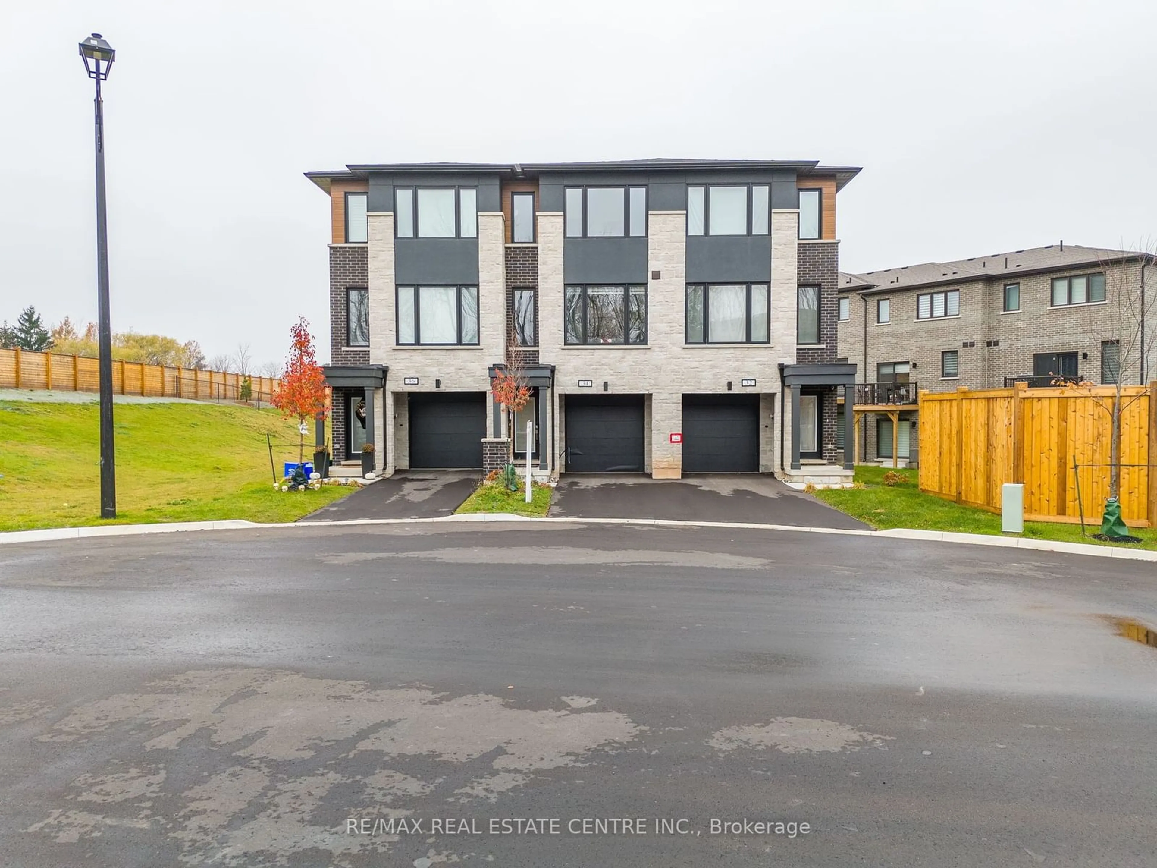 A pic from exterior of the house or condo, the street view for 34 Briar Crt, Halton Hills Ontario L7G 0P6