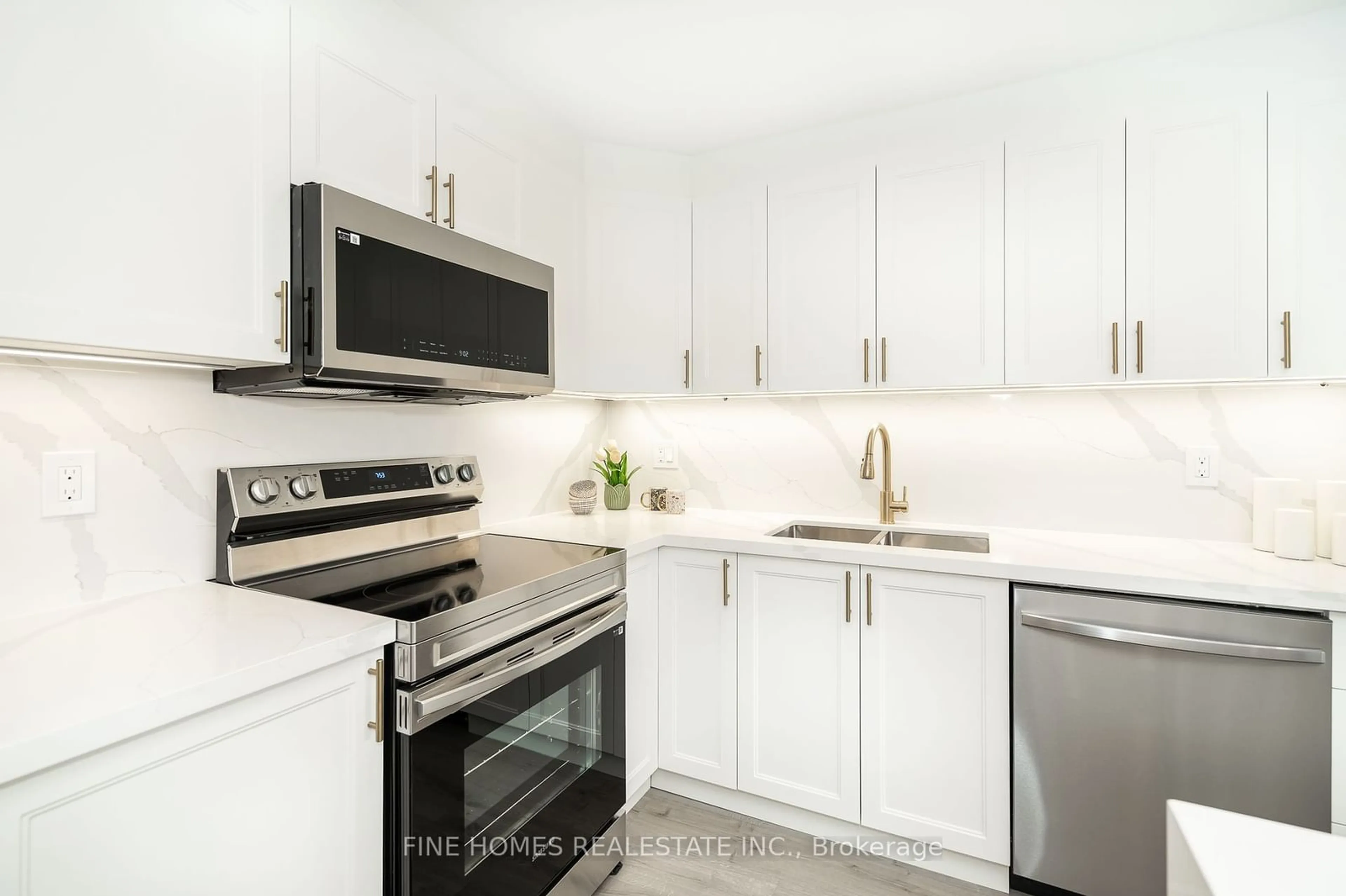 Standard kitchen for 250 Scarlett Rd #1313, Toronto Ontario M6N 4X5