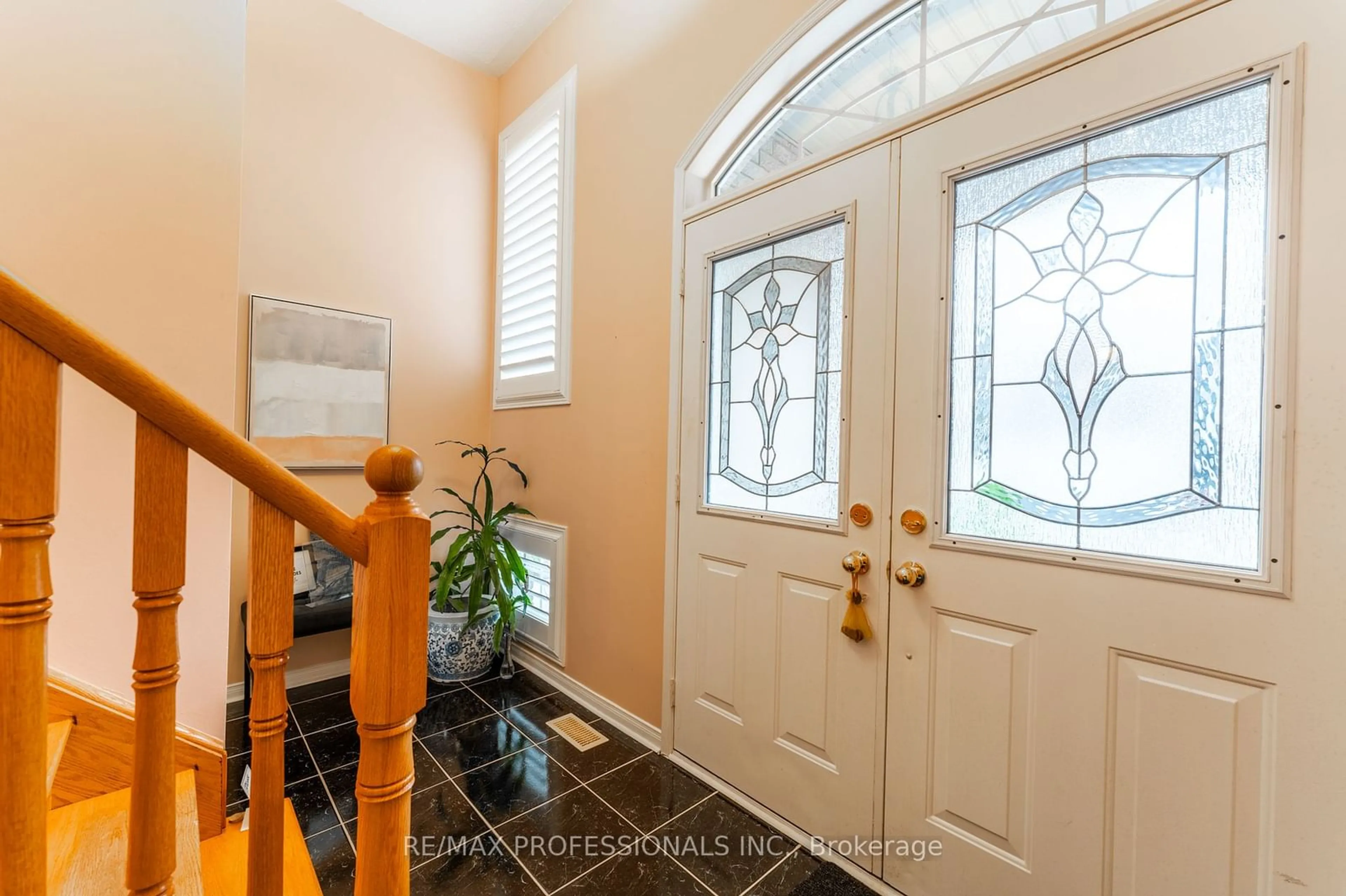 Indoor entryway, wood floors for 25 Amboise Cres, Brampton Ontario L7A 3H2