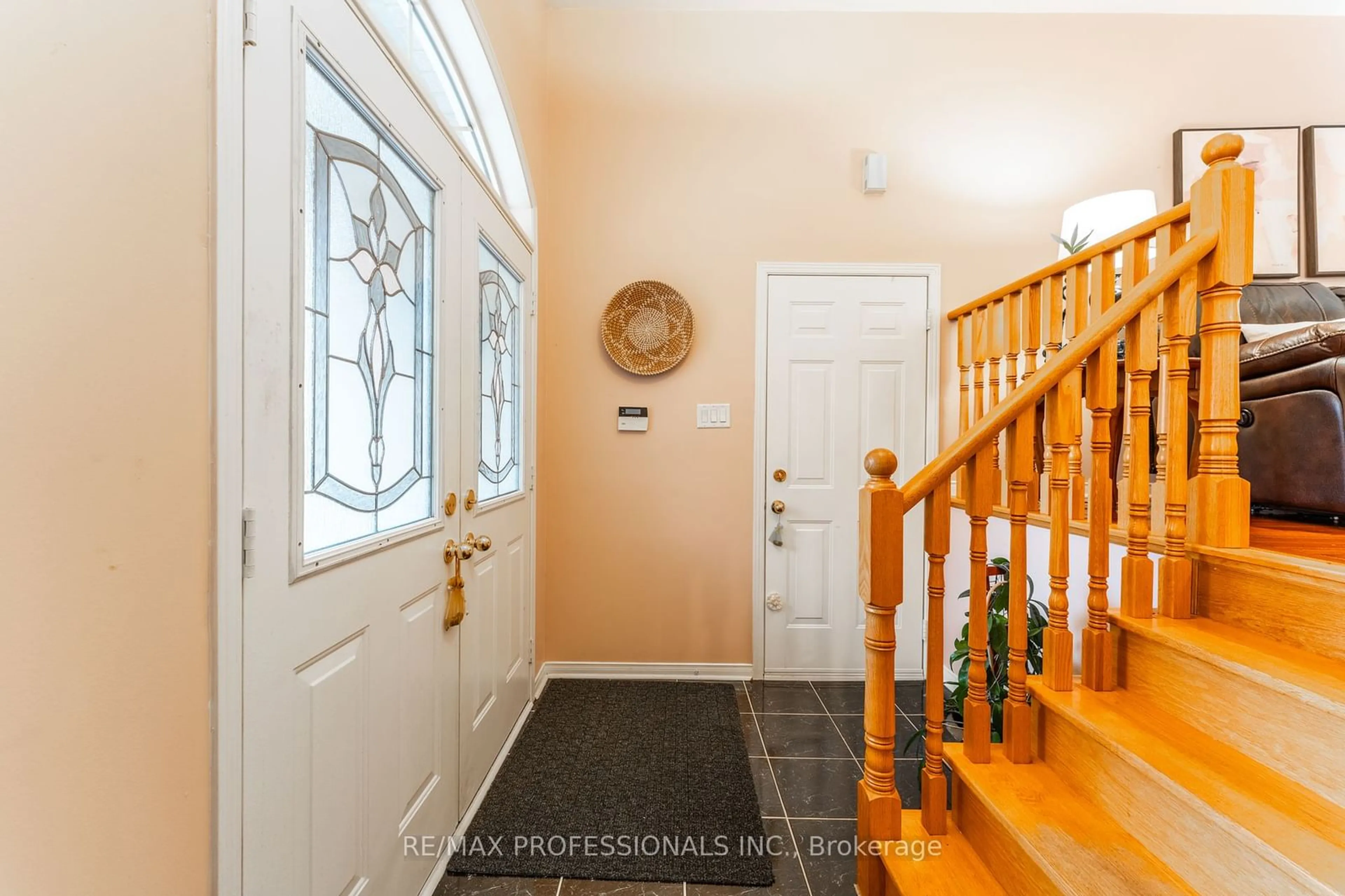 Indoor entryway, wood floors for 25 Amboise Cres, Brampton Ontario L7A 3H2