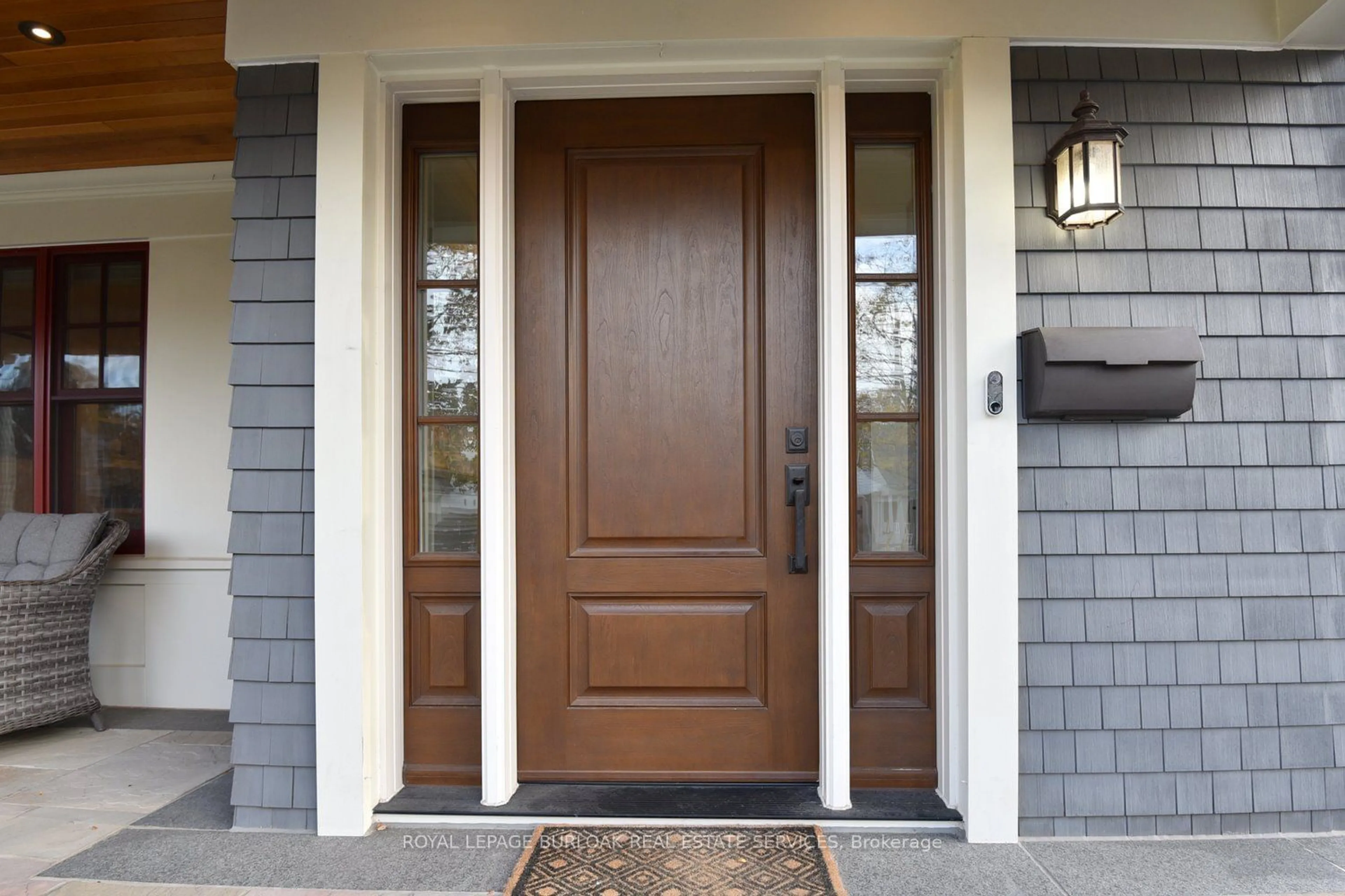 Indoor entryway, wood floors for 622 Woodland Ave, Burlington Ontario L7R 2S5