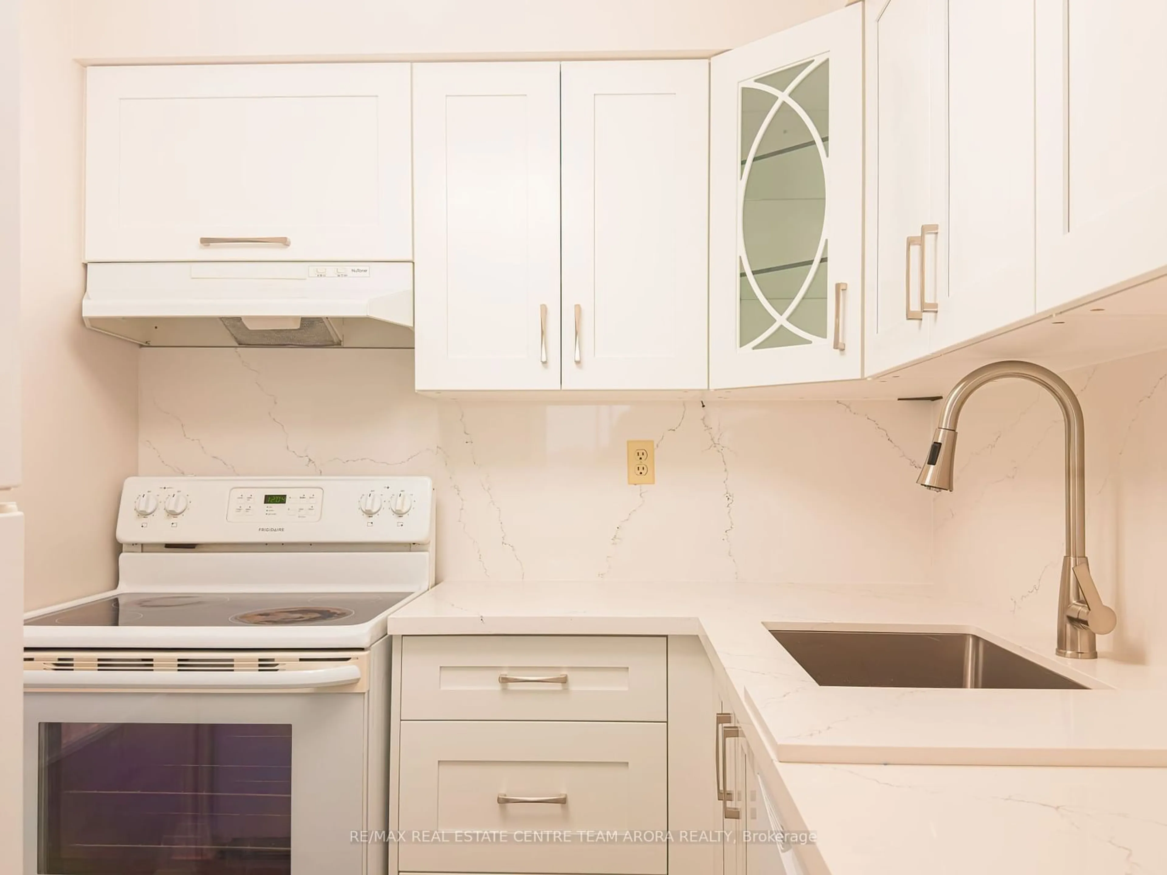 Standard kitchen for 2901 Kipling Ave #505, Toronto Ontario M9V 5E5