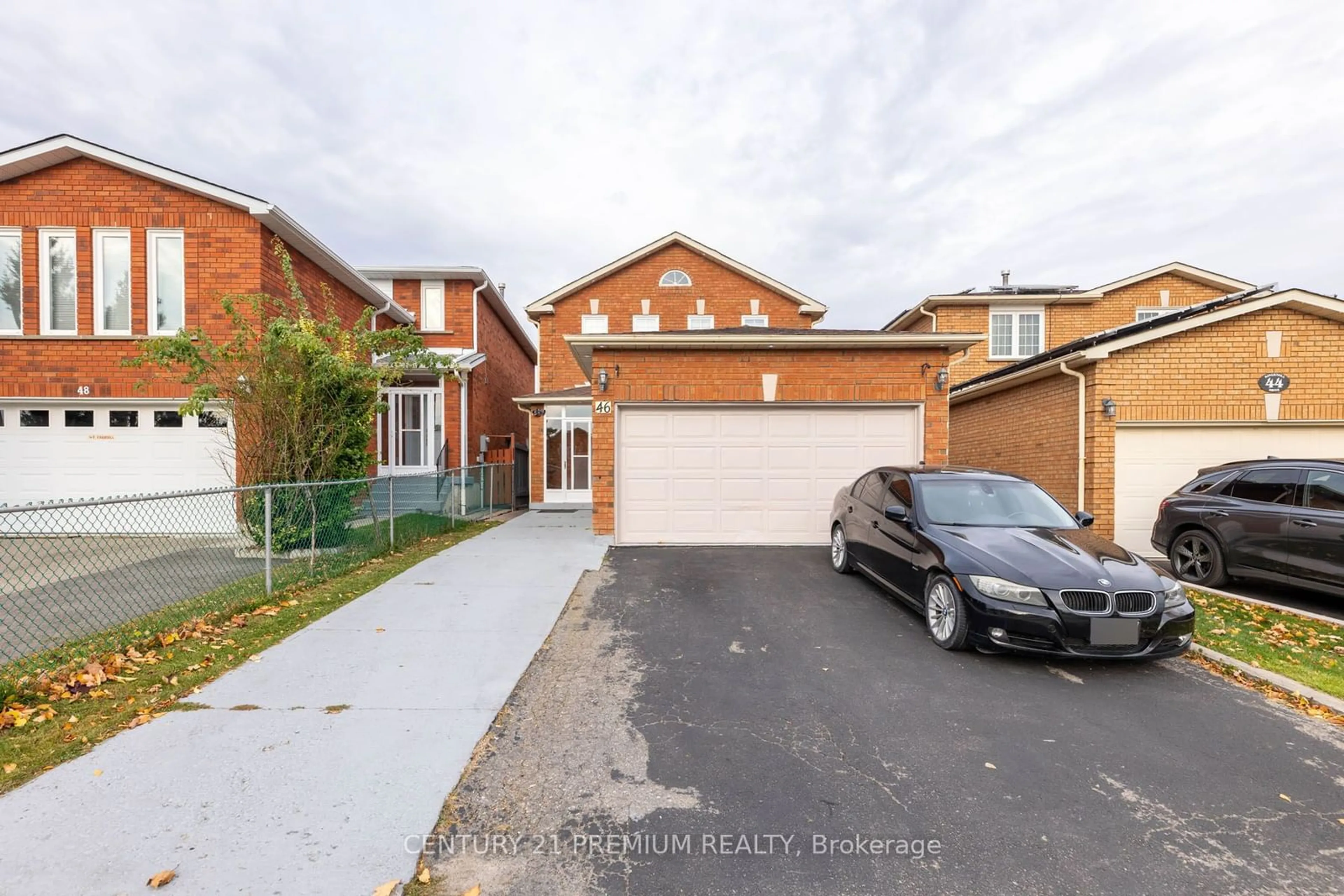 Frontside or backside of a home, the street view for 46 Kingknoll Dr, Brampton Ontario L6Y 3G6