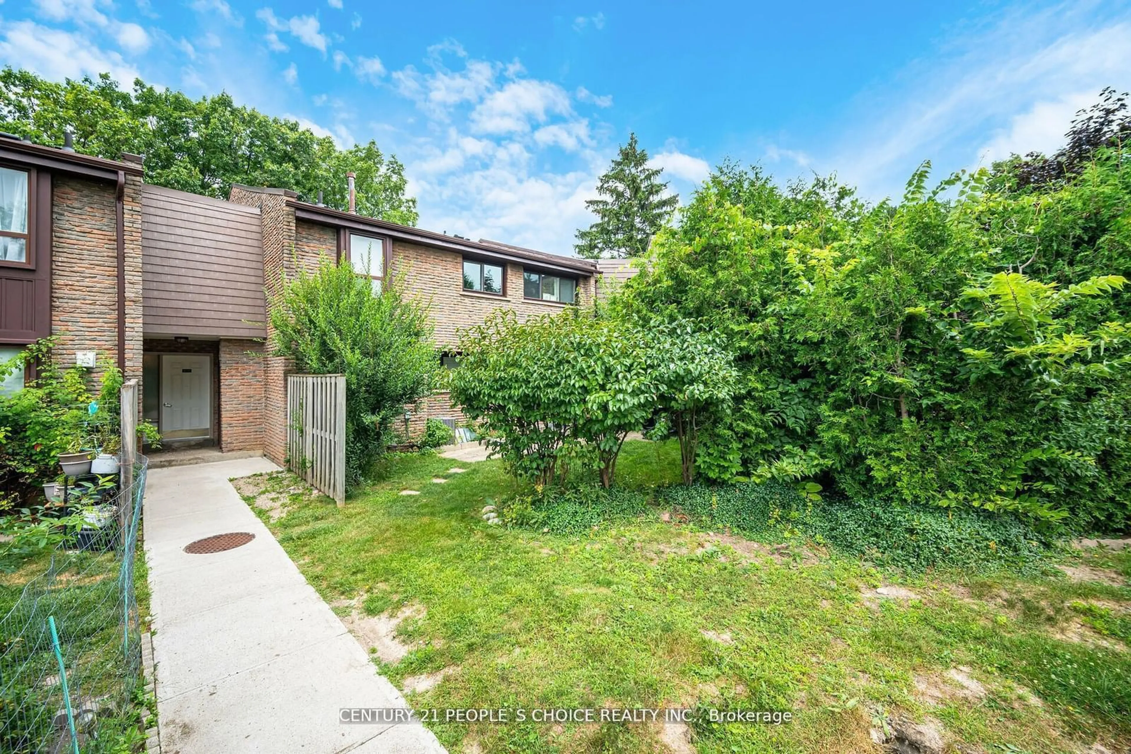 A pic from exterior of the house or condo, the fenced backyard for 2605 Woodchester Dr #48, Mississauga Ontario L5K 2E3