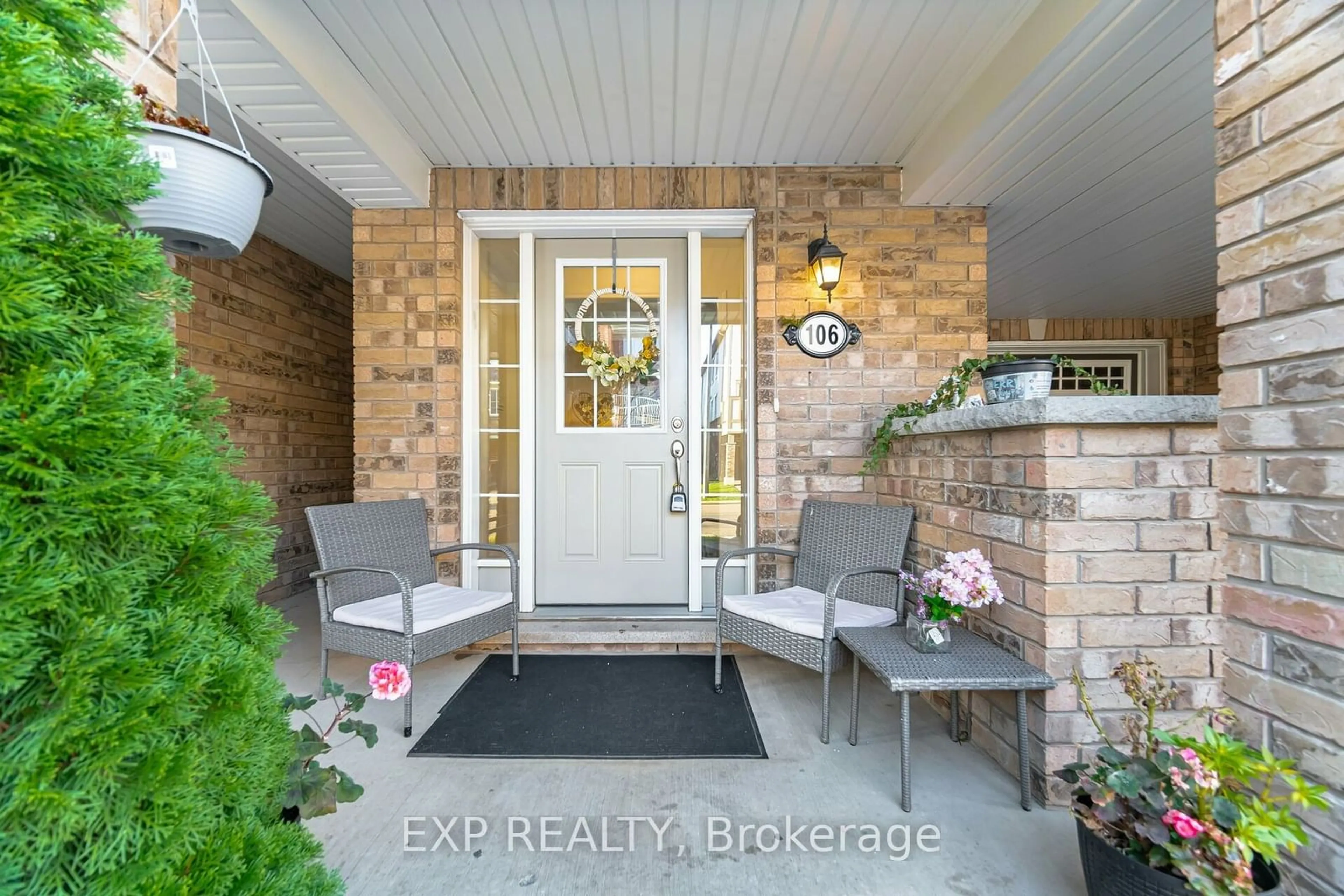 Indoor entryway, wood floors for 106 Lemieux Crt, Milton Ontario L9E 1E9