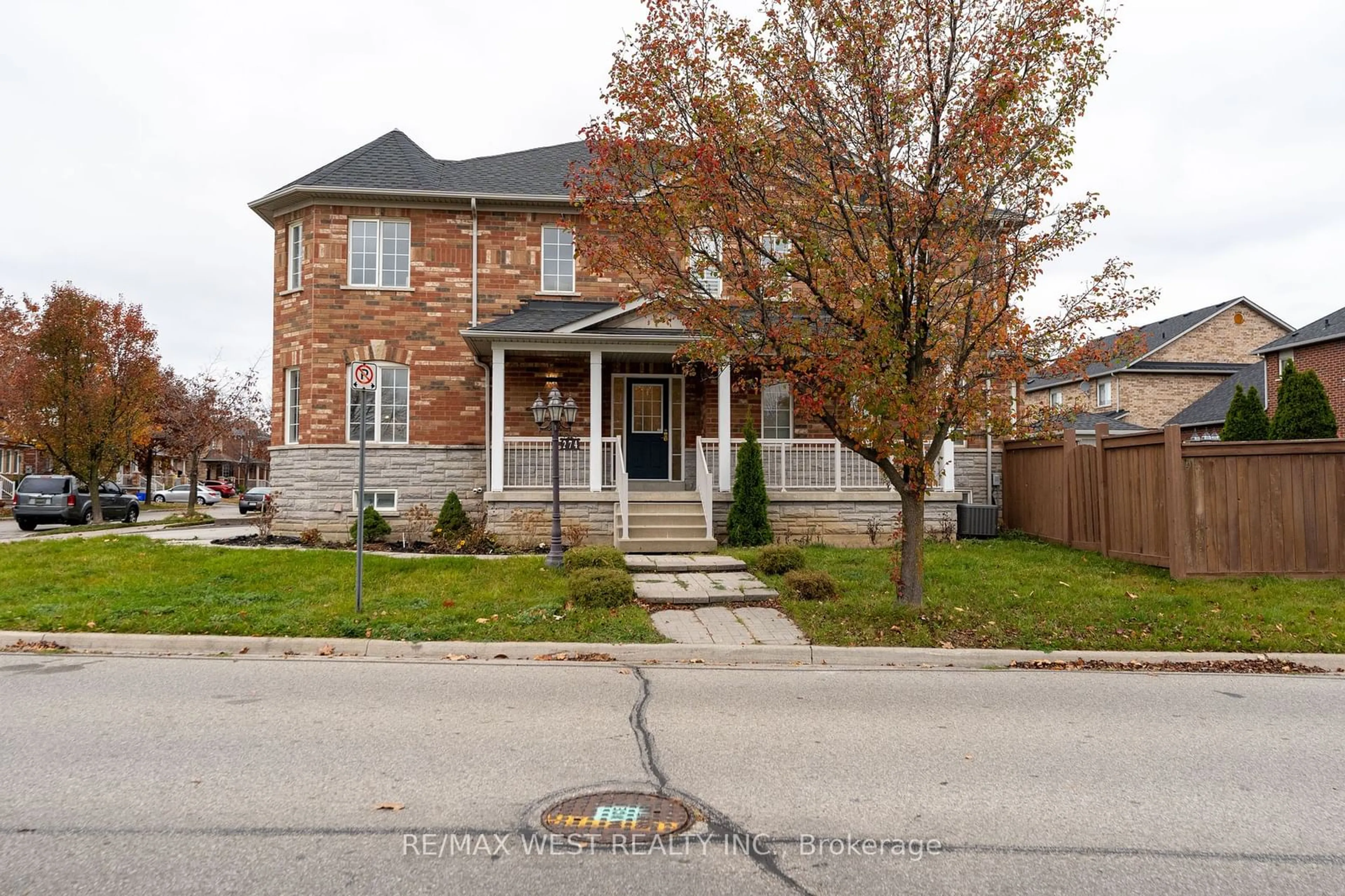 Frontside or backside of a home, the street view for 274 Pettigrew Tr, Milton Ontario L9T 5X7