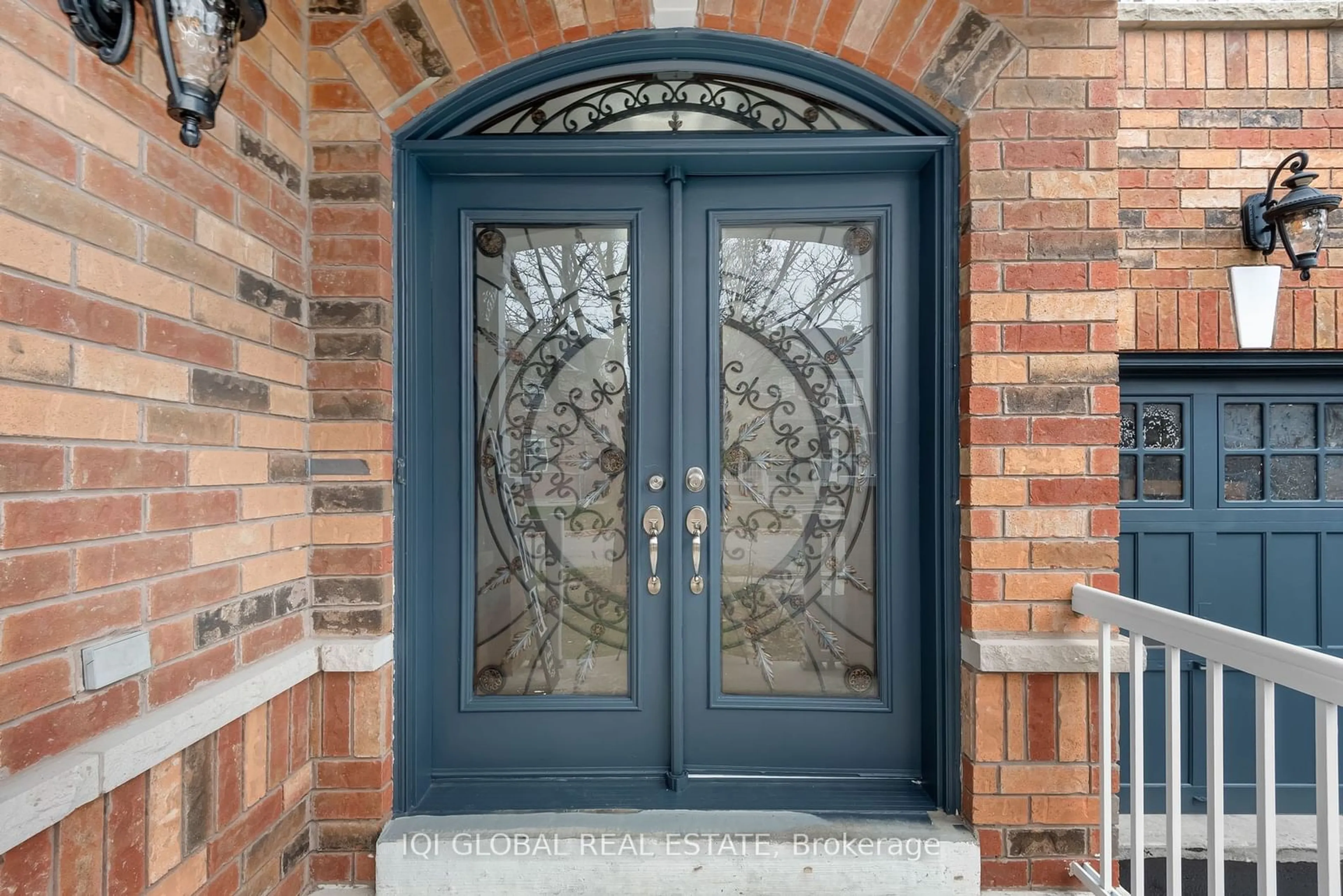 Indoor entryway, ceramic floors for 21 Crown Dr, Brampton Ontario L6P 2G5