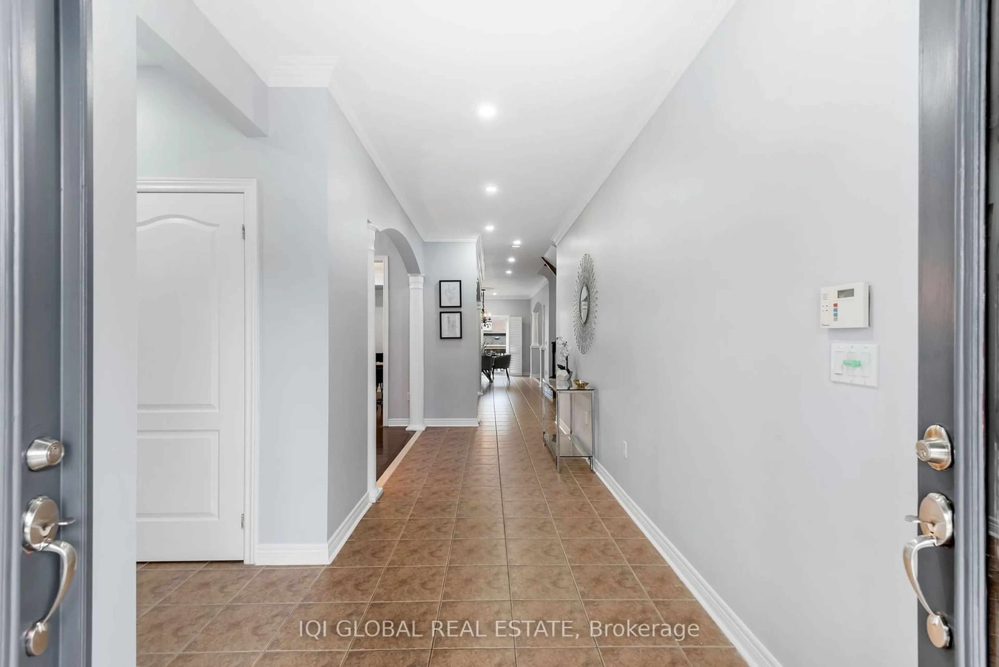 Indoor foyer, wood floors for 21 Crown Dr, Brampton Ontario L6P 2G5