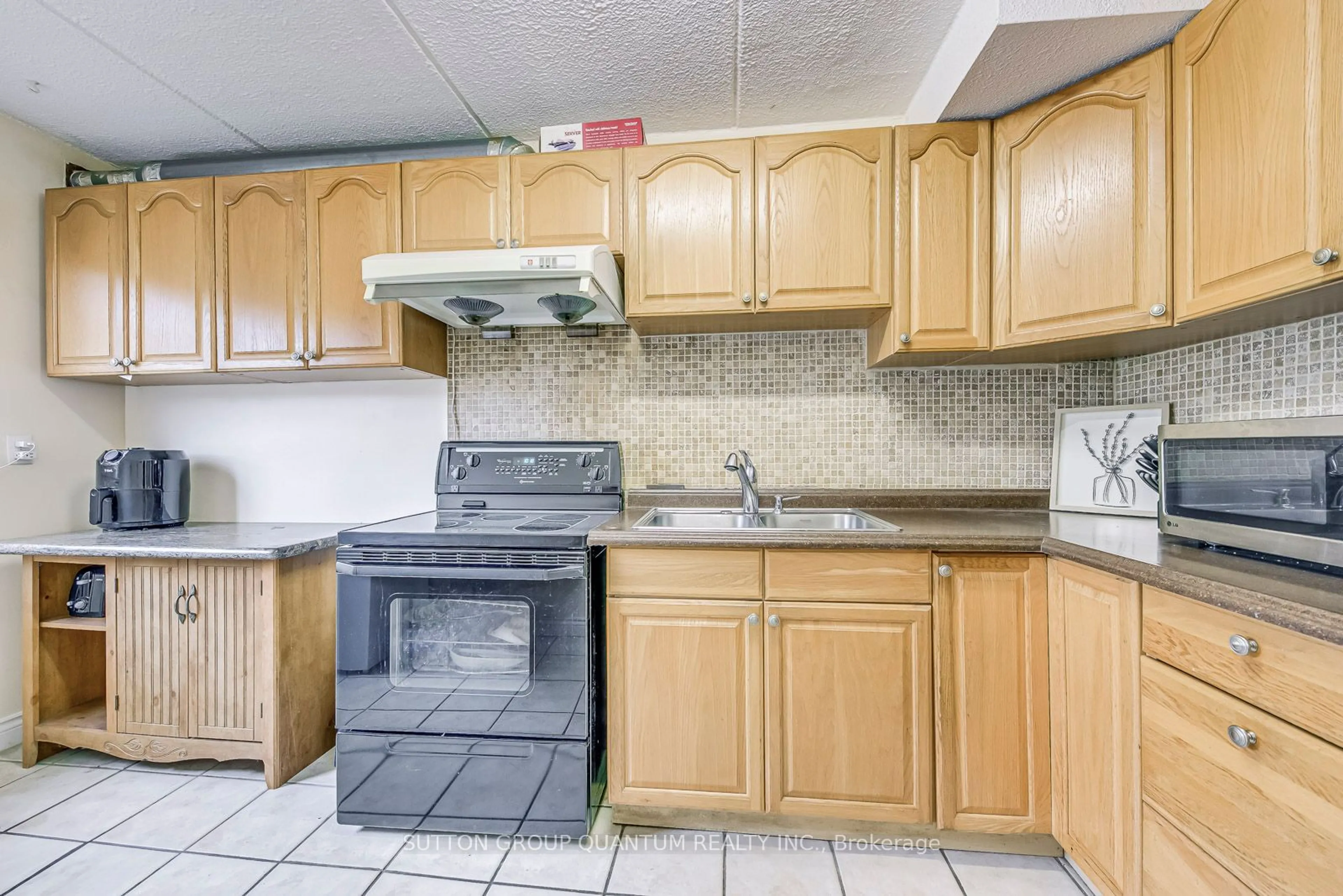 Standard kitchen, not visible floor, cottage for 180 Mississauga Valley Blvd #105, Mississauga Ontario L5A 3M2