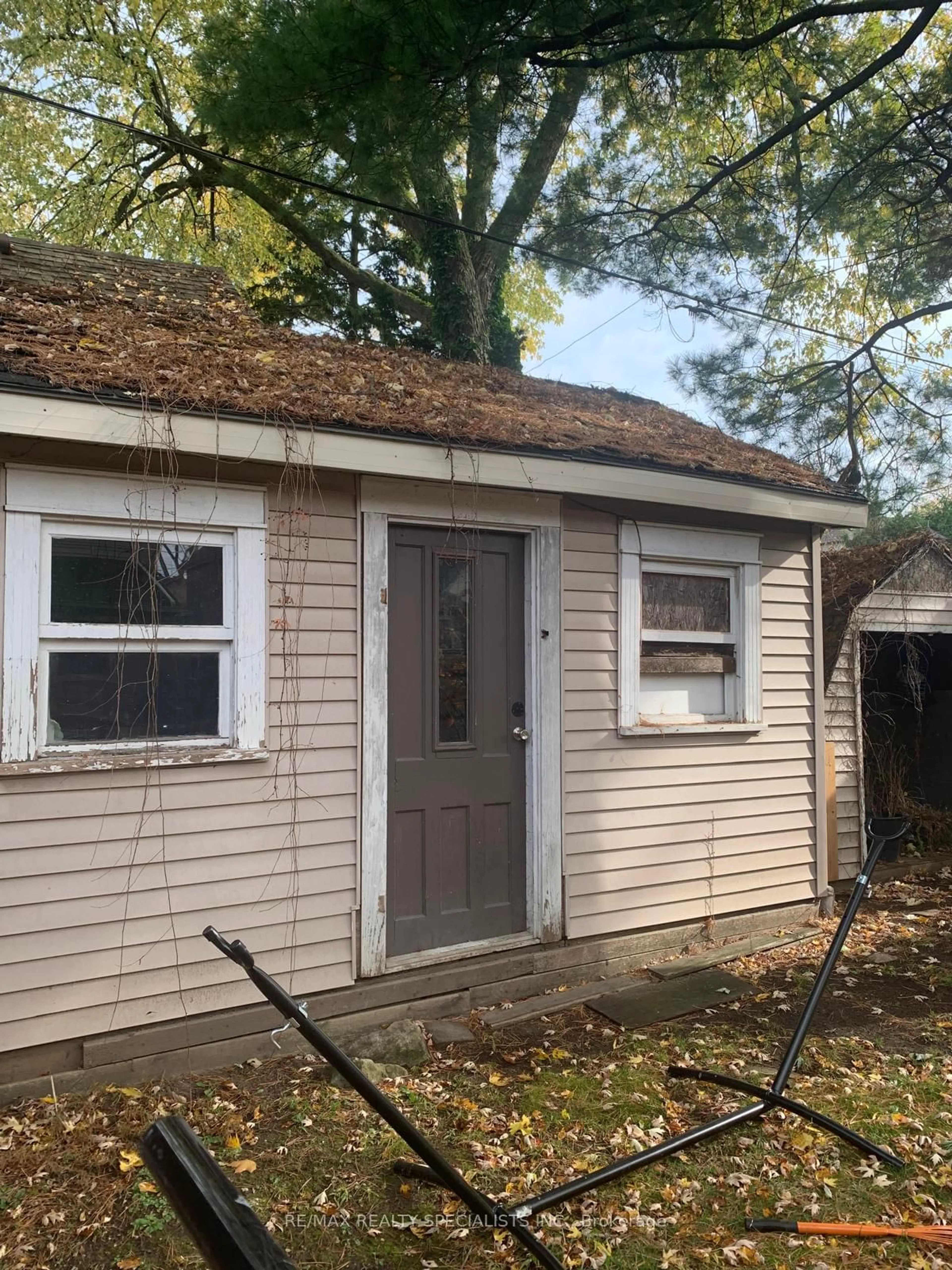 Shed for 513-515 Hager Ave, Burlington Ontario L7S 1P2