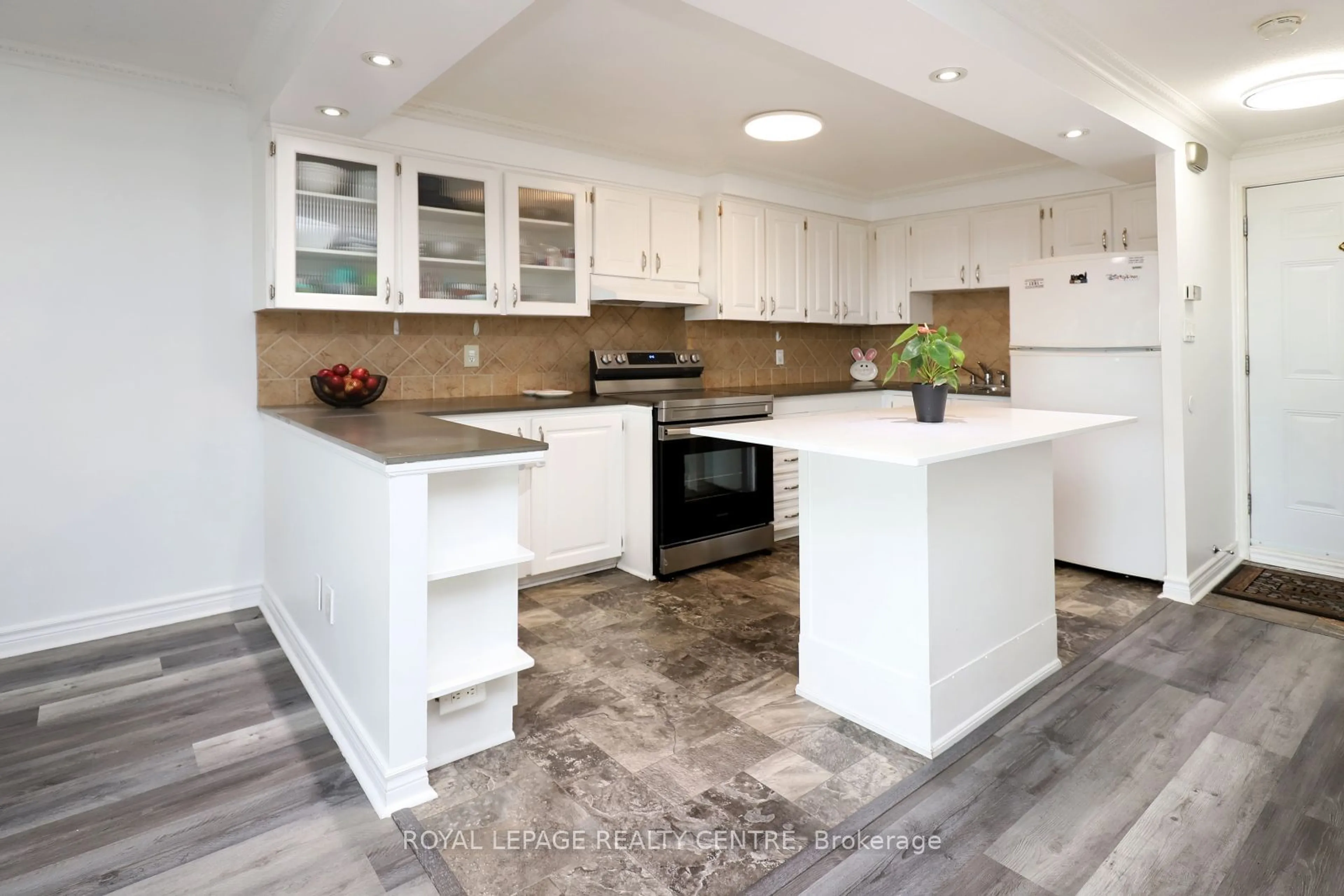 Contemporary kitchen, wood floors, cottage for 3040 Constitution Blvd #103, Mississauga Ontario L4Y 3X7