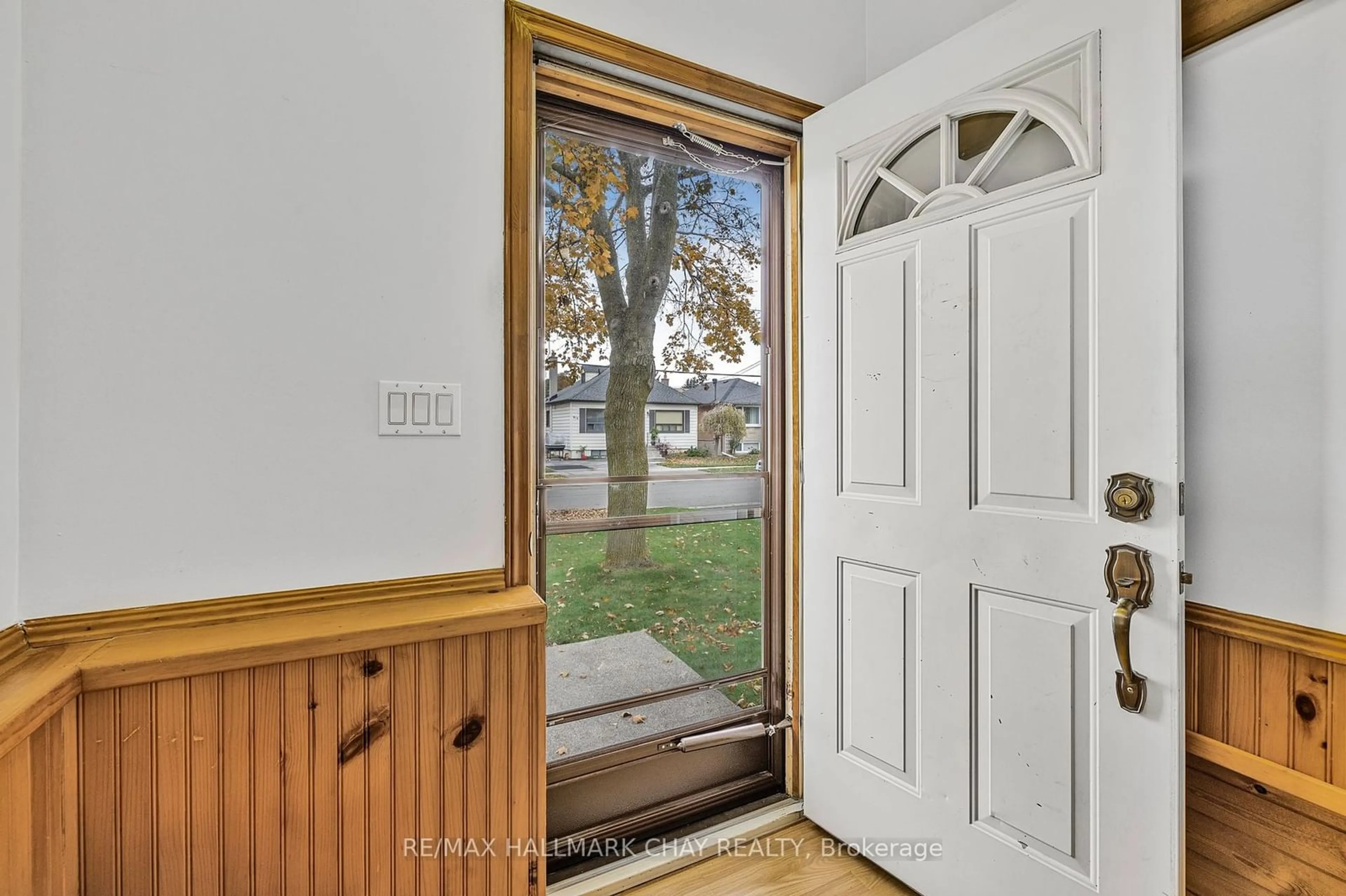 Indoor entryway, wood floors for 912 10th St, Mississauga Ontario L5E 1S9