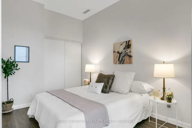 Additional property image - 4208 Dundas St Unit 520