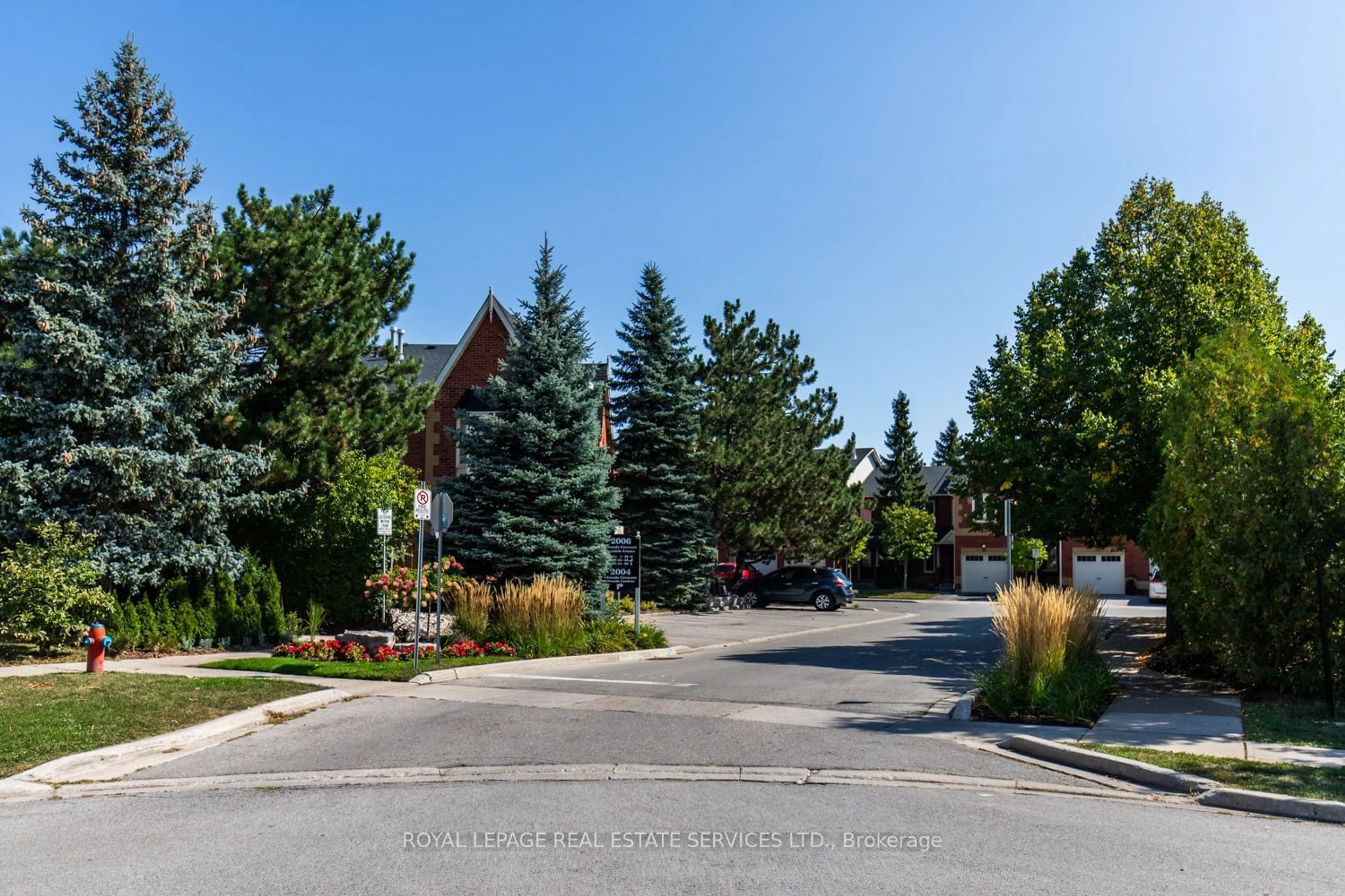 A pic from exterior of the house or condo, the street view for 2004 Glenada Cres #24, Oakville Ontario L6H 5P5