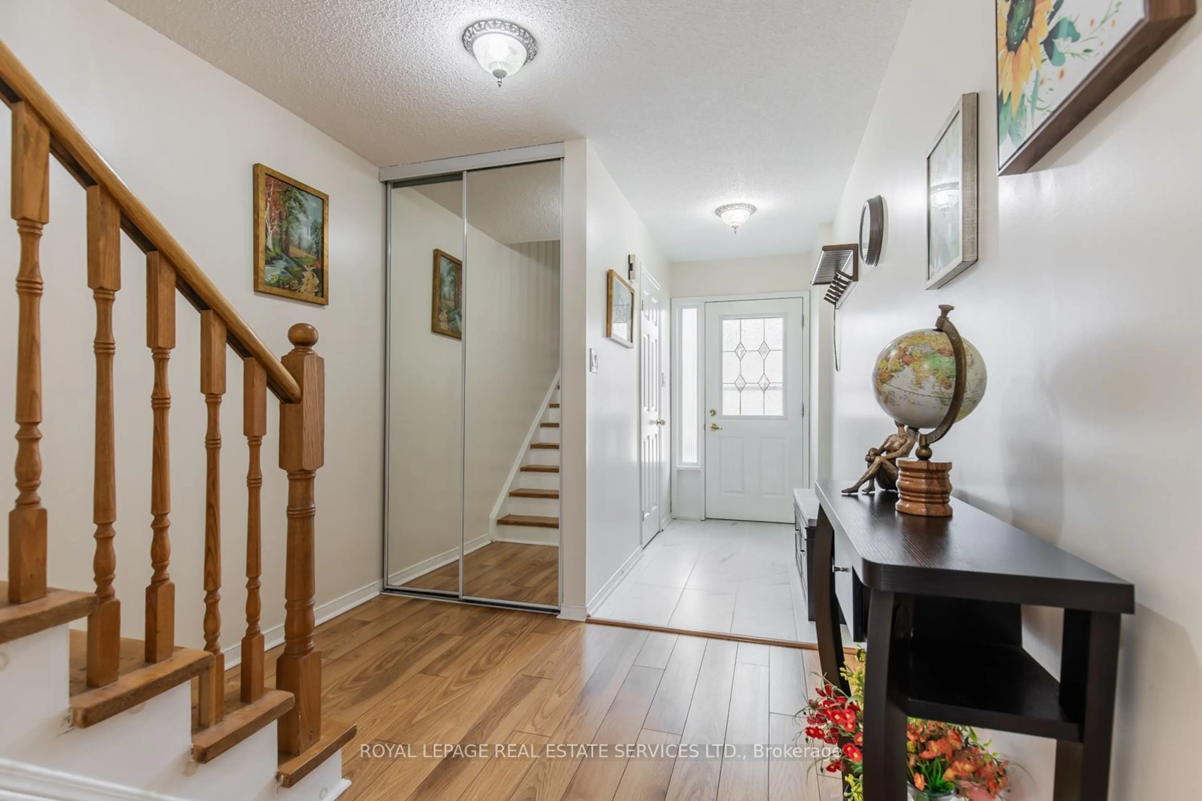 Indoor entryway, wood floors for 2004 Glenada Cres #24, Oakville Ontario L6H 5P5