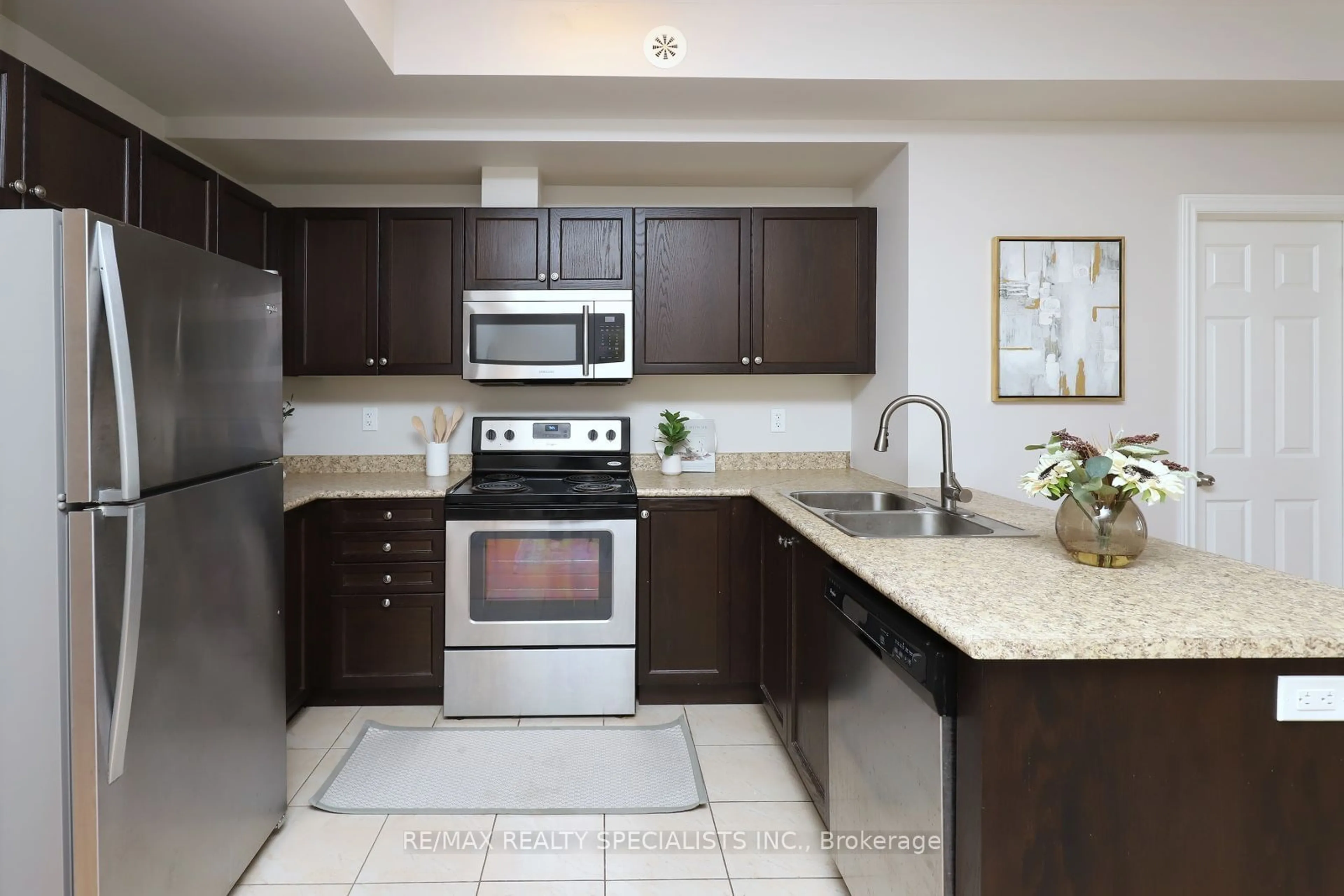 Standard kitchen, ceramic floors, mountain for 2420 Baronwood Dr #4-02, Oakville Ontario L6M 0J7