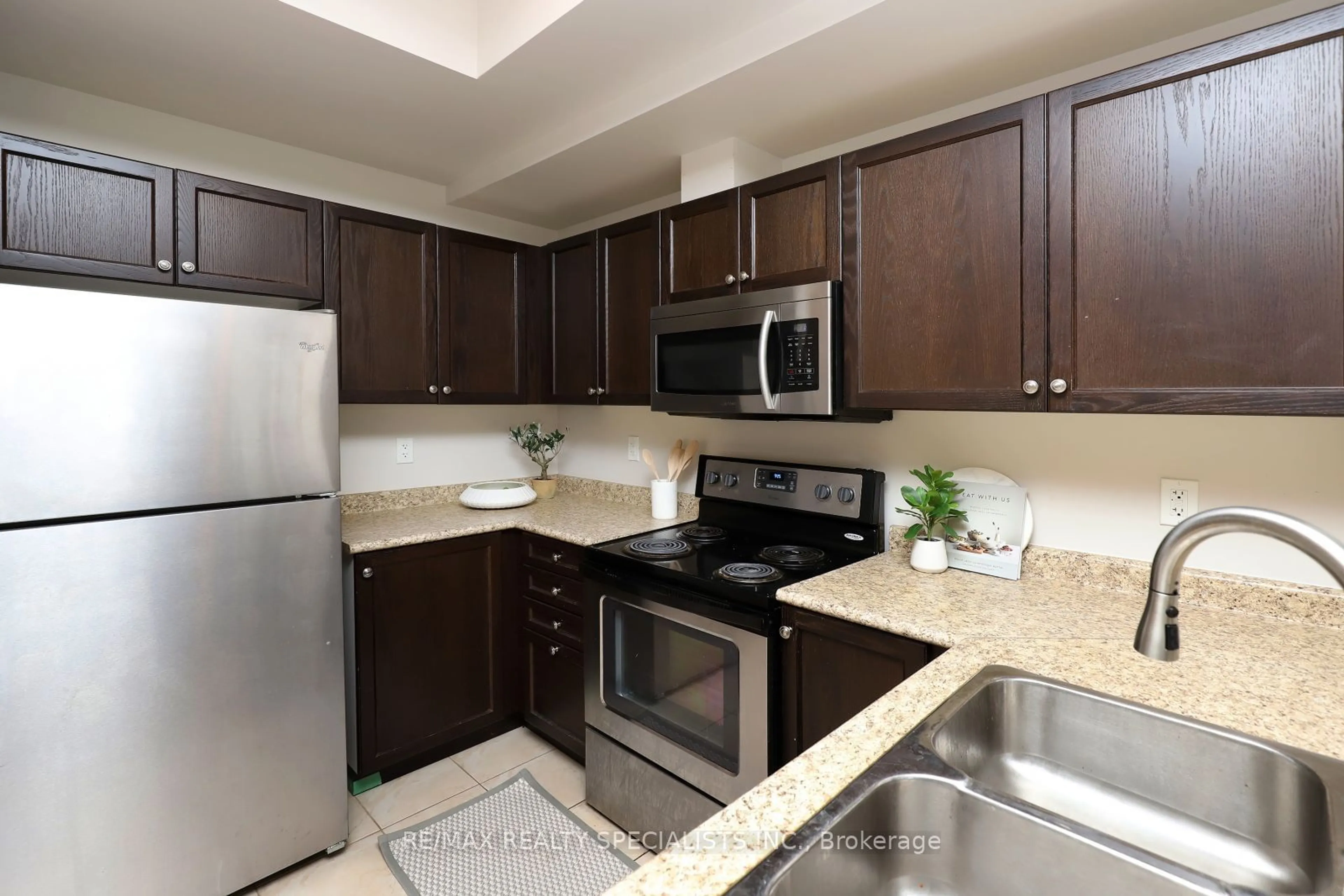 Standard kitchen for 2420 Baronwood Dr #4-02, Oakville Ontario L6M 0J7