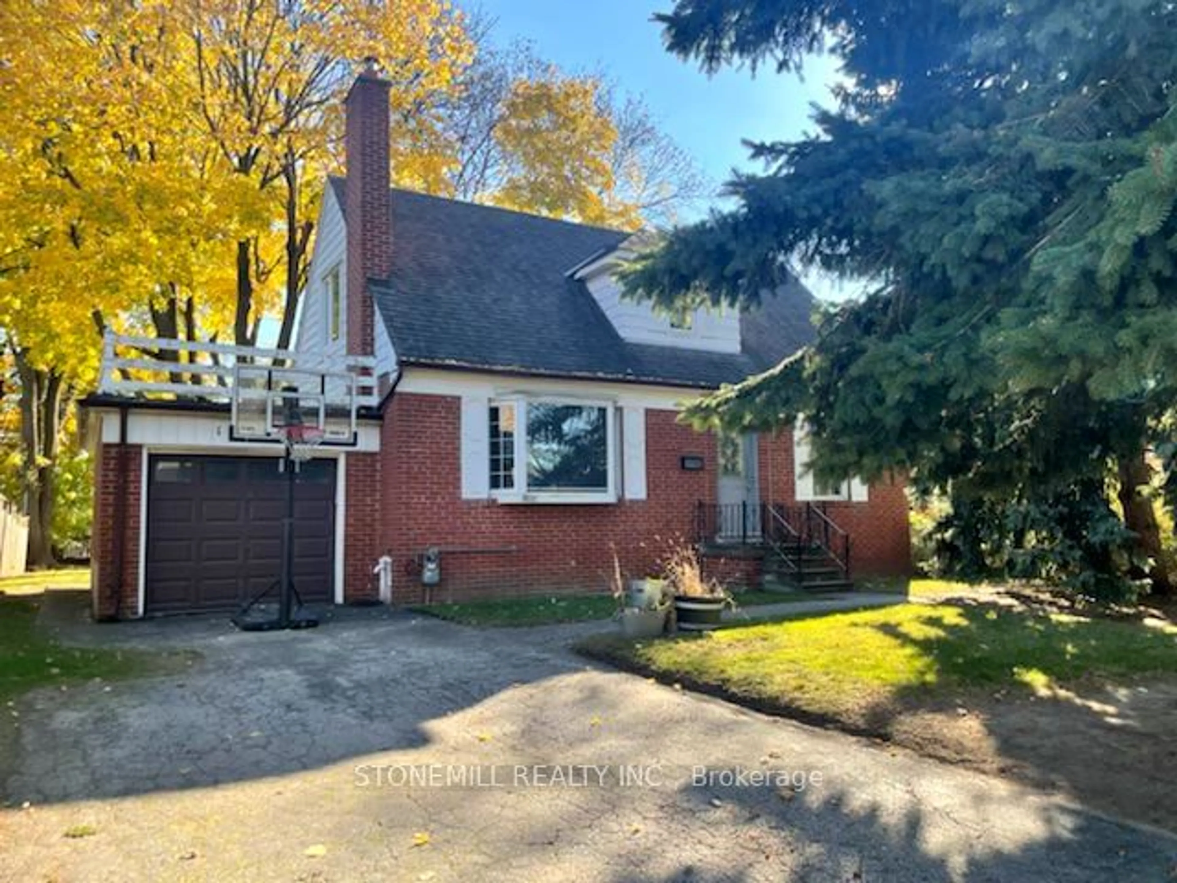 Frontside or backside of a home, cottage for 1020 Henley Rd, Mississauga Ontario L4Y 1E1