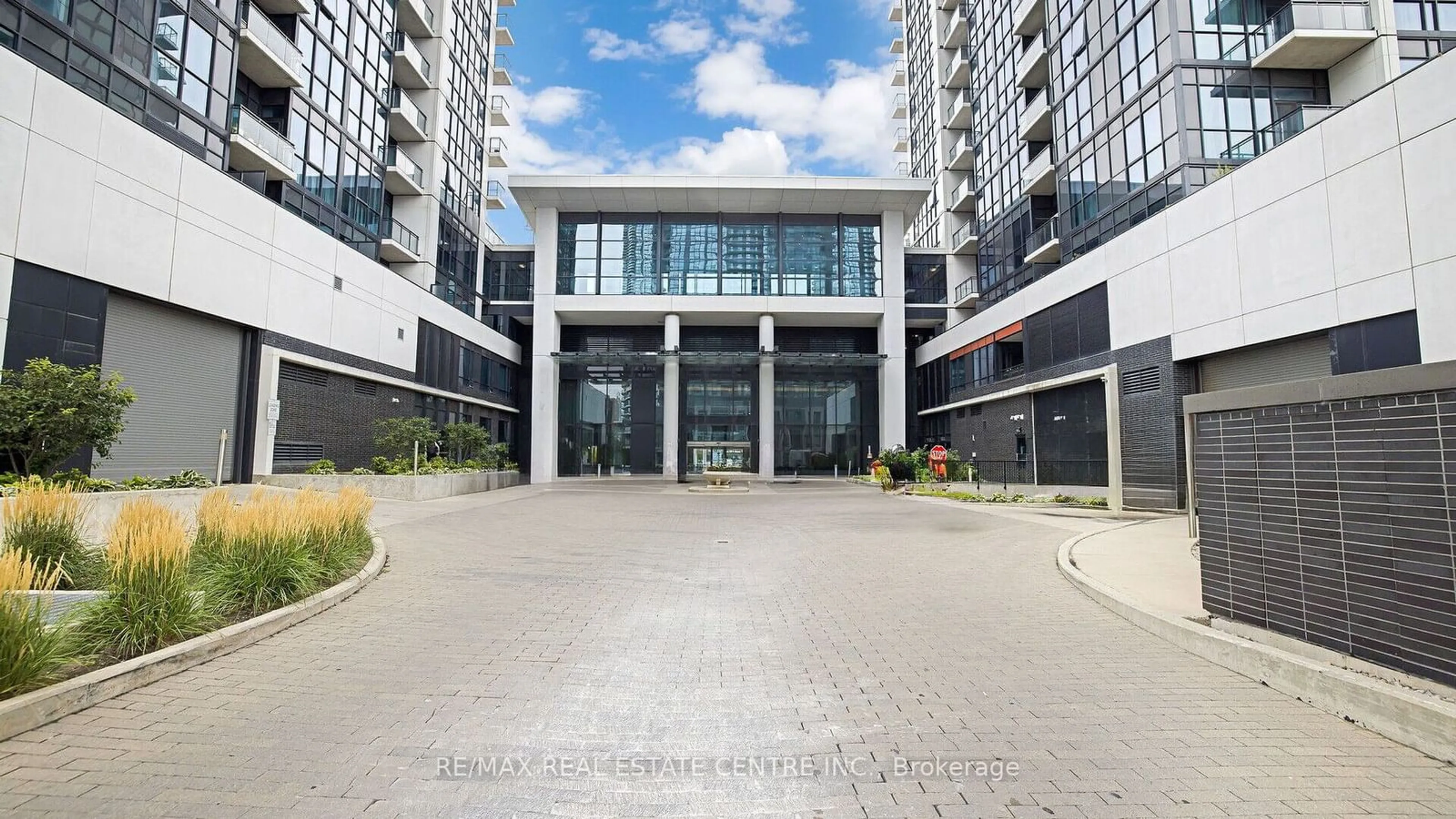 A pic from exterior of the house or condo, the front or back of building for 75 Eglinton Ave #902, Mississauga Ontario L5R 0E5