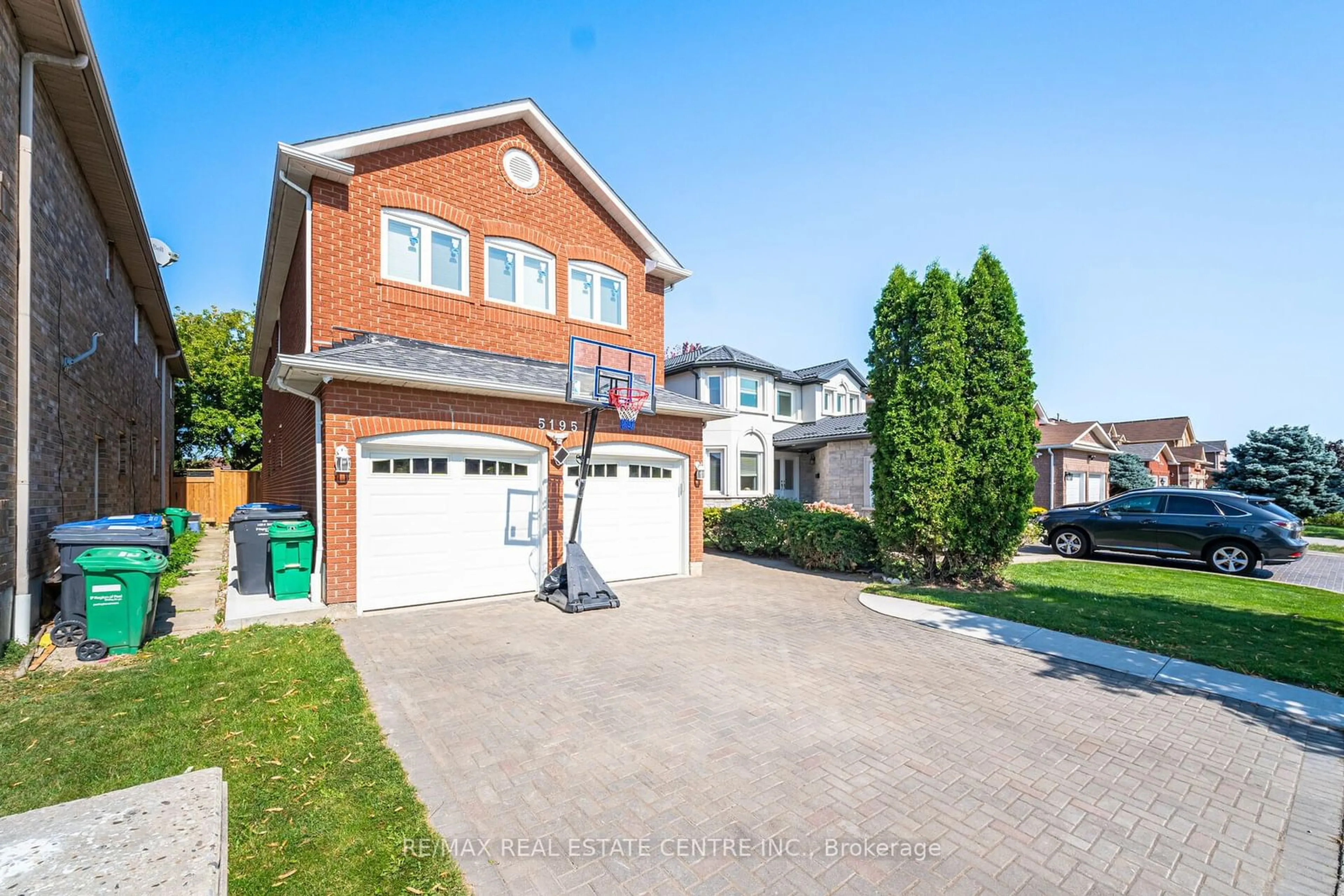 Frontside or backside of a home, the street view for 5195 Warwickshire Way, Mississauga Ontario L5V 1N5