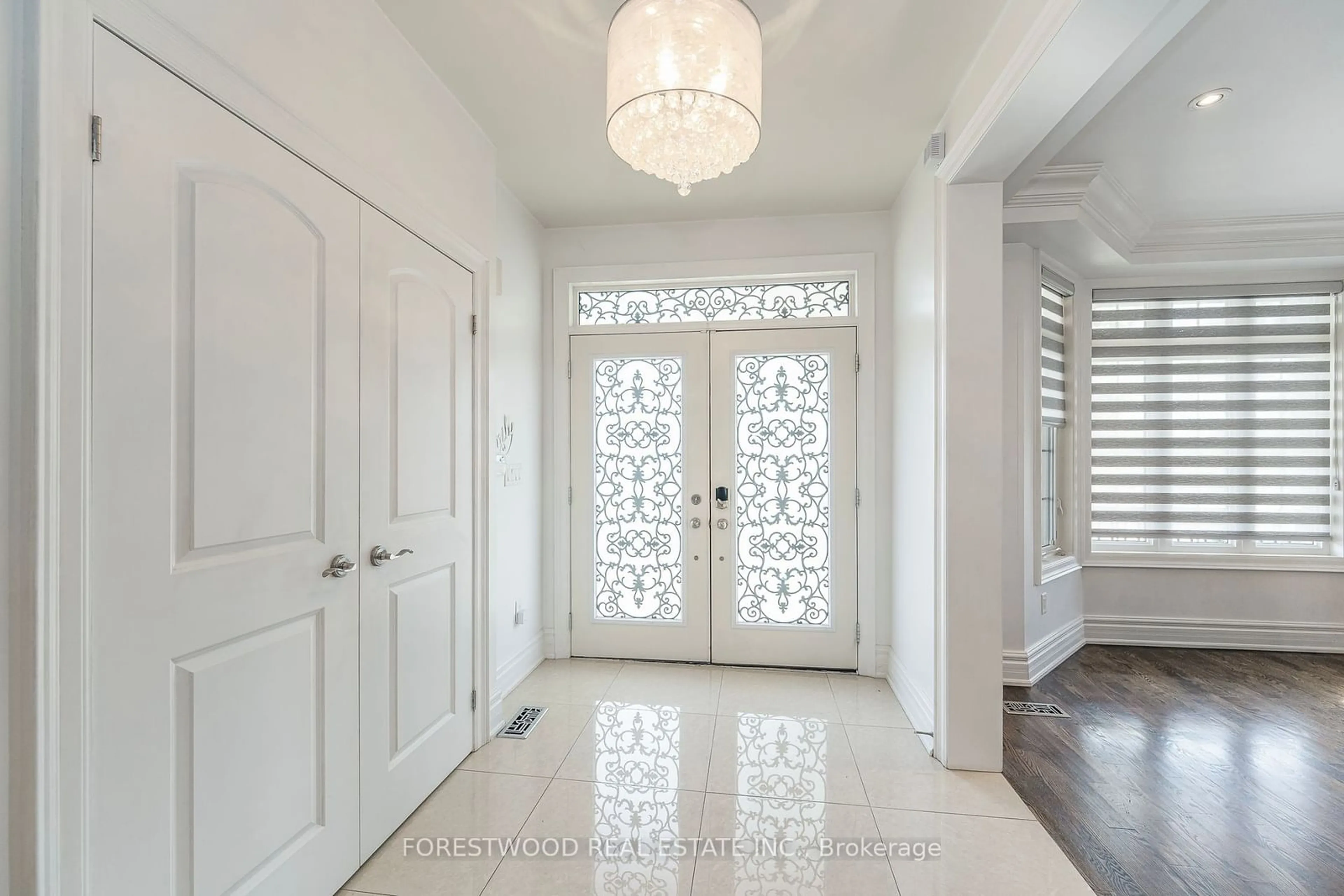 Indoor entryway, wood floors for 138 Winston Park Blvd, Toronto Ontario M3K 1C5