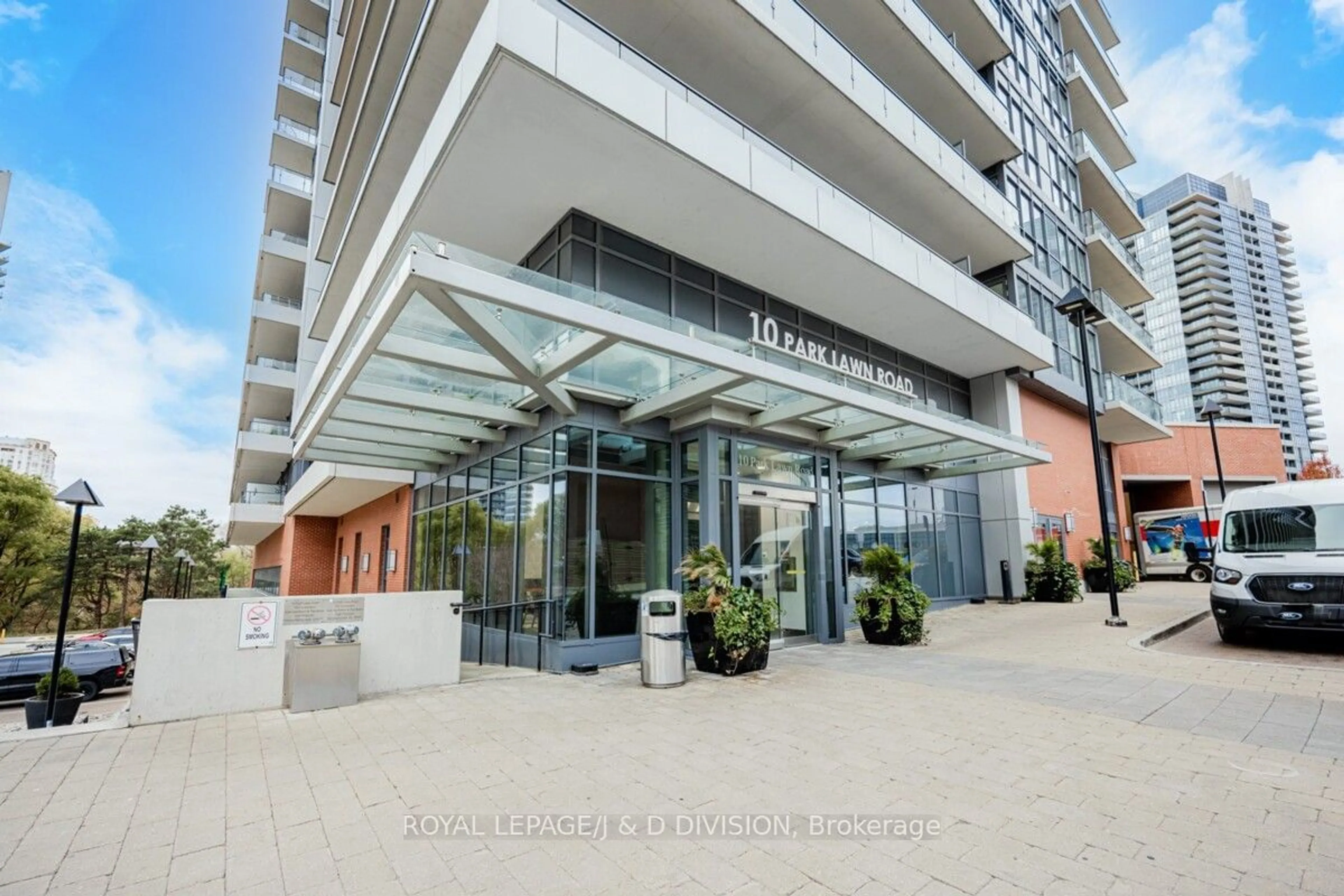 Indoor foyer for 10 Park Lawn Rd #910, Toronto Ontario M8V 0H9