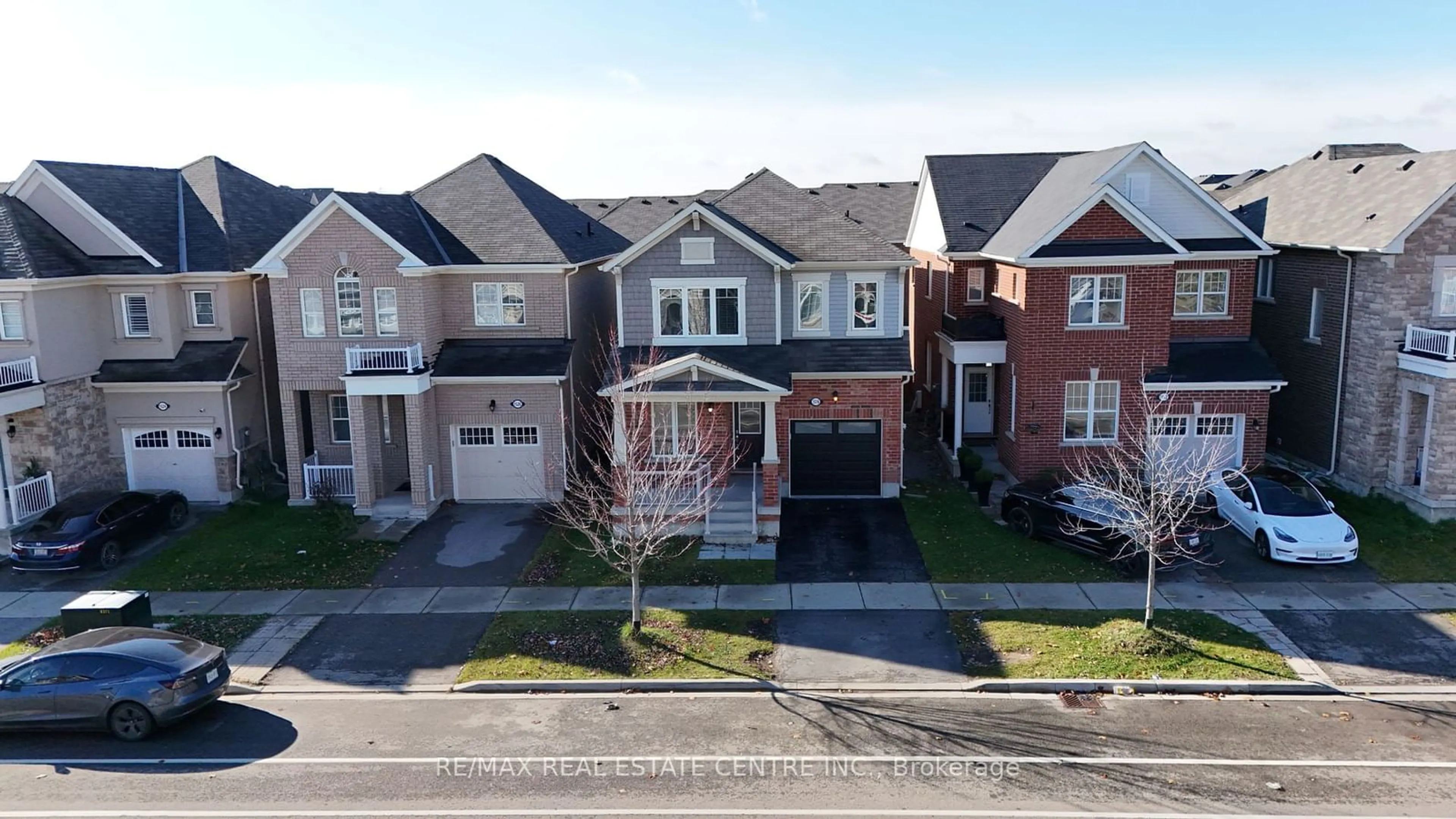 A pic from exterior of the house or condo, the street view for 1516 Farmstead Dr, Milton Ontario L9E 0A7