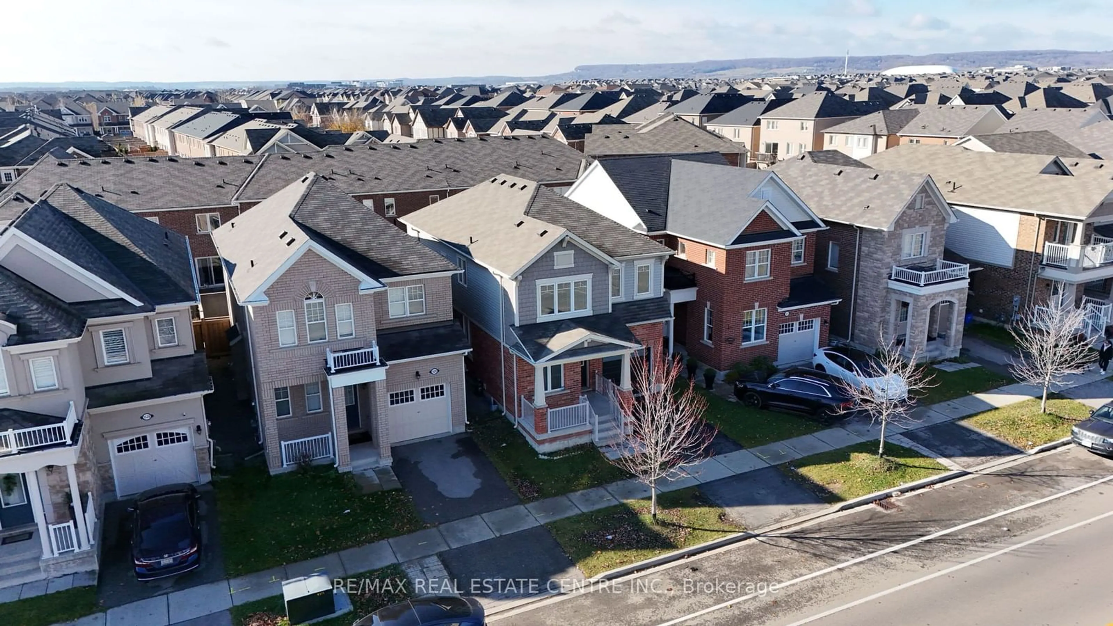 A pic from exterior of the house or condo, the street view for 1516 Farmstead Dr, Milton Ontario L9E 0A7