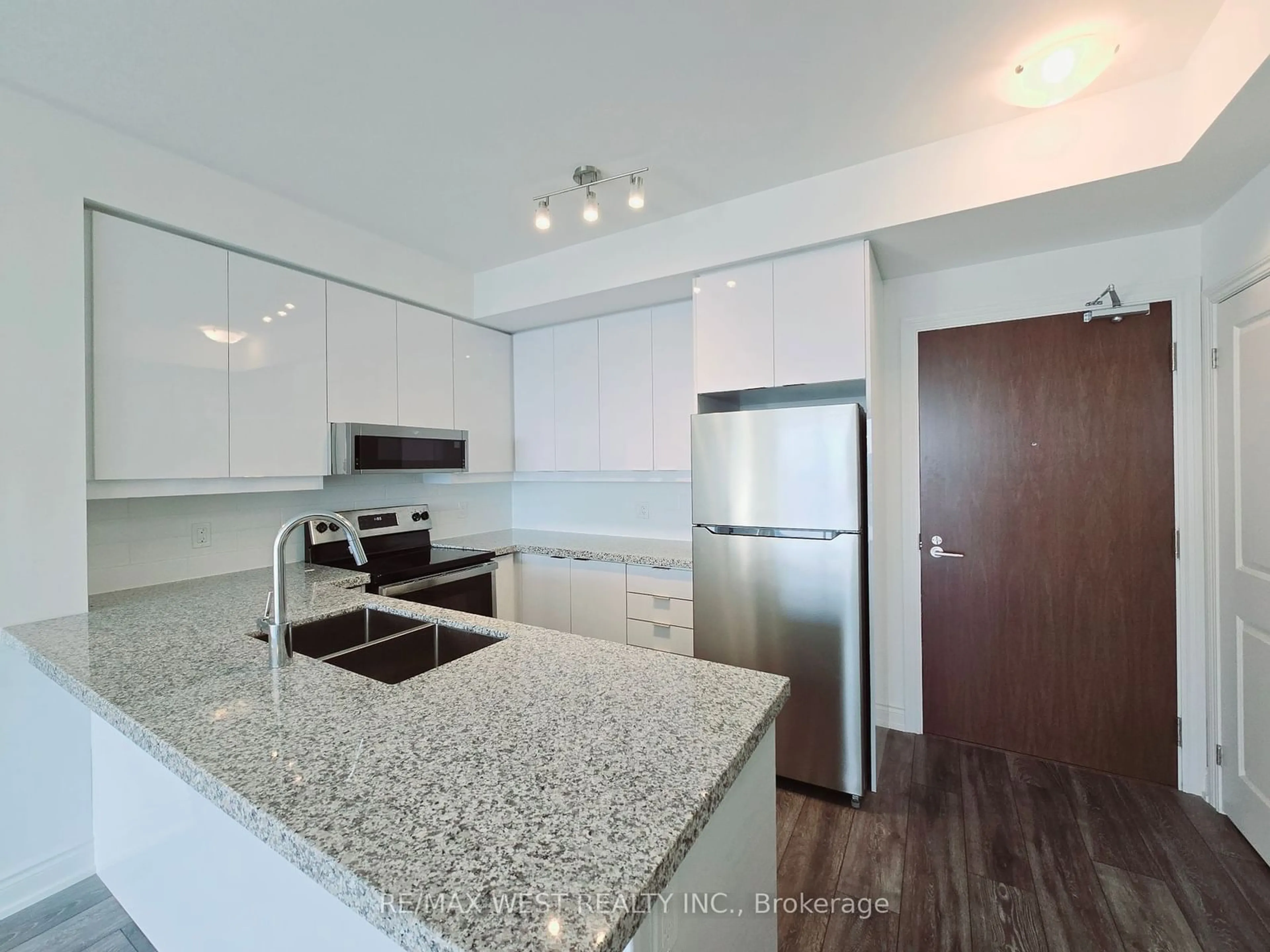 Open concept kitchen for 1050 Main St #1114, Milton Ontario L9T 6H7