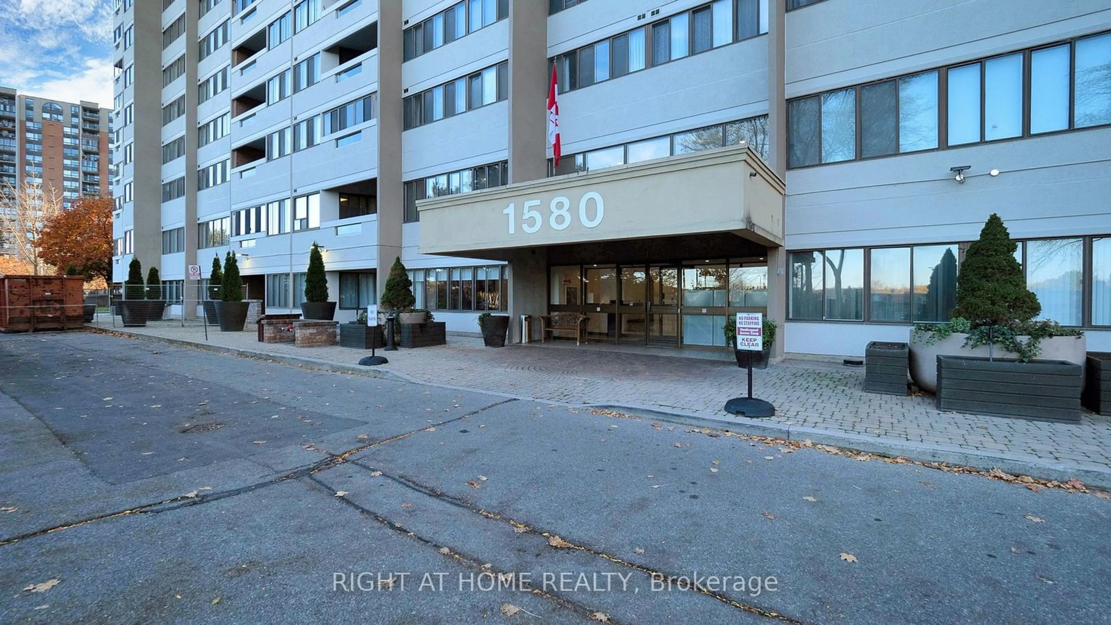 A pic from exterior of the house or condo, the front or back of building for 1580 Mississauga Valley Blvd ##905, Mississauga Ontario L5A 3T8