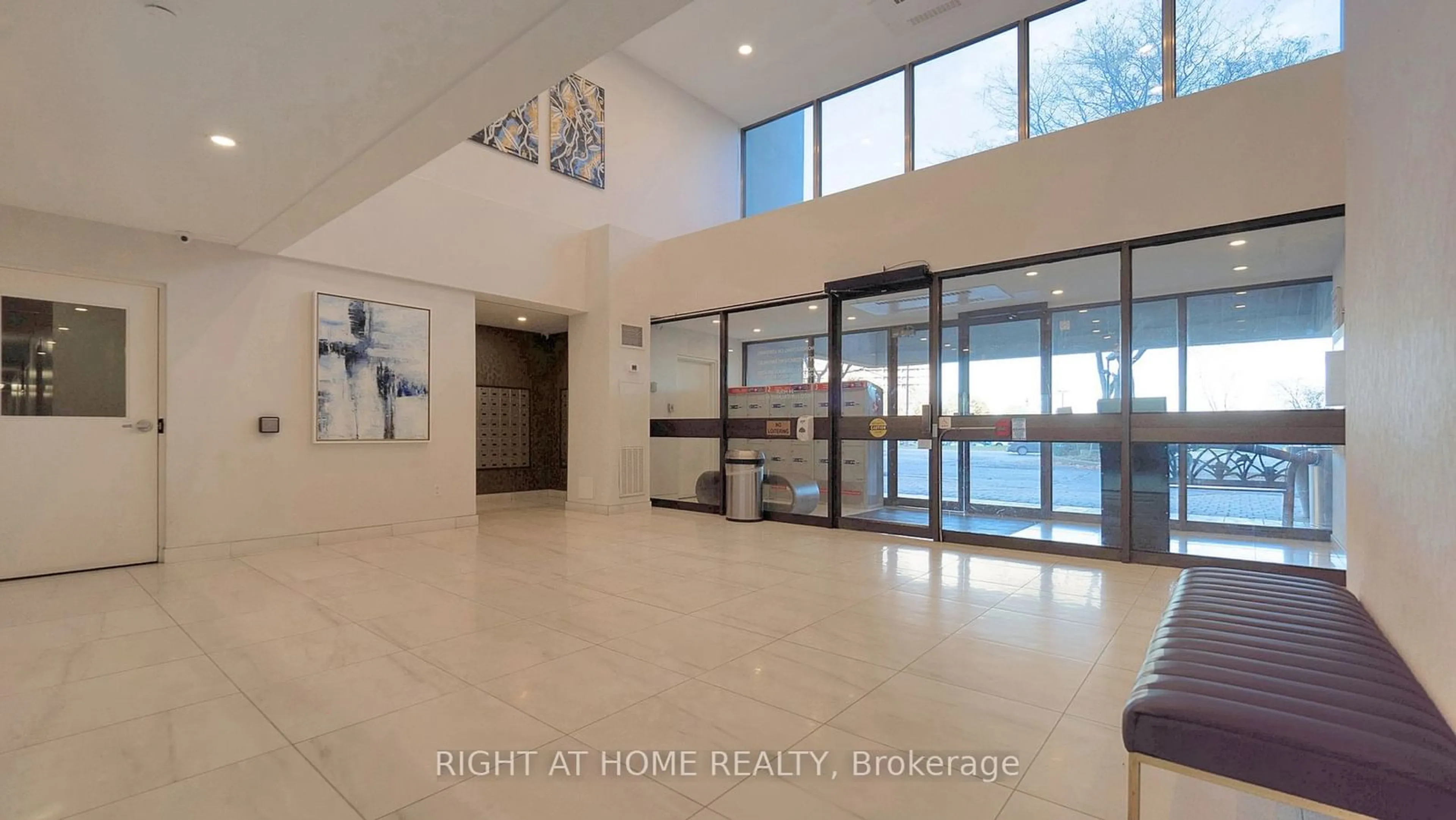 Indoor foyer, ceramic floors for 1580 Mississauga Valley Blvd ##905, Mississauga Ontario L5A 3T8