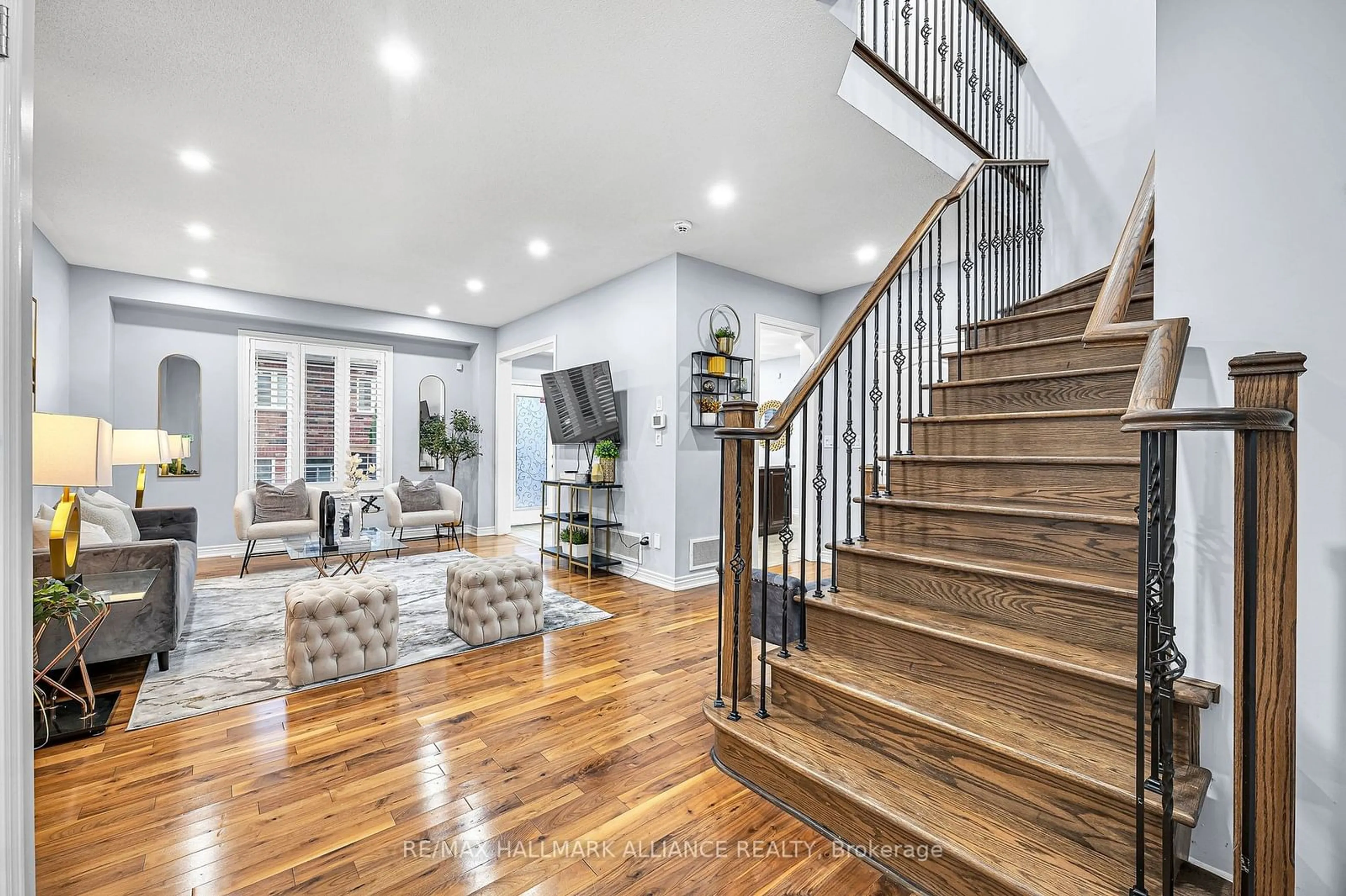 Indoor entryway, wood floors for 4716 Doug Wright Dr, Burlington Ontario L7M 0K2