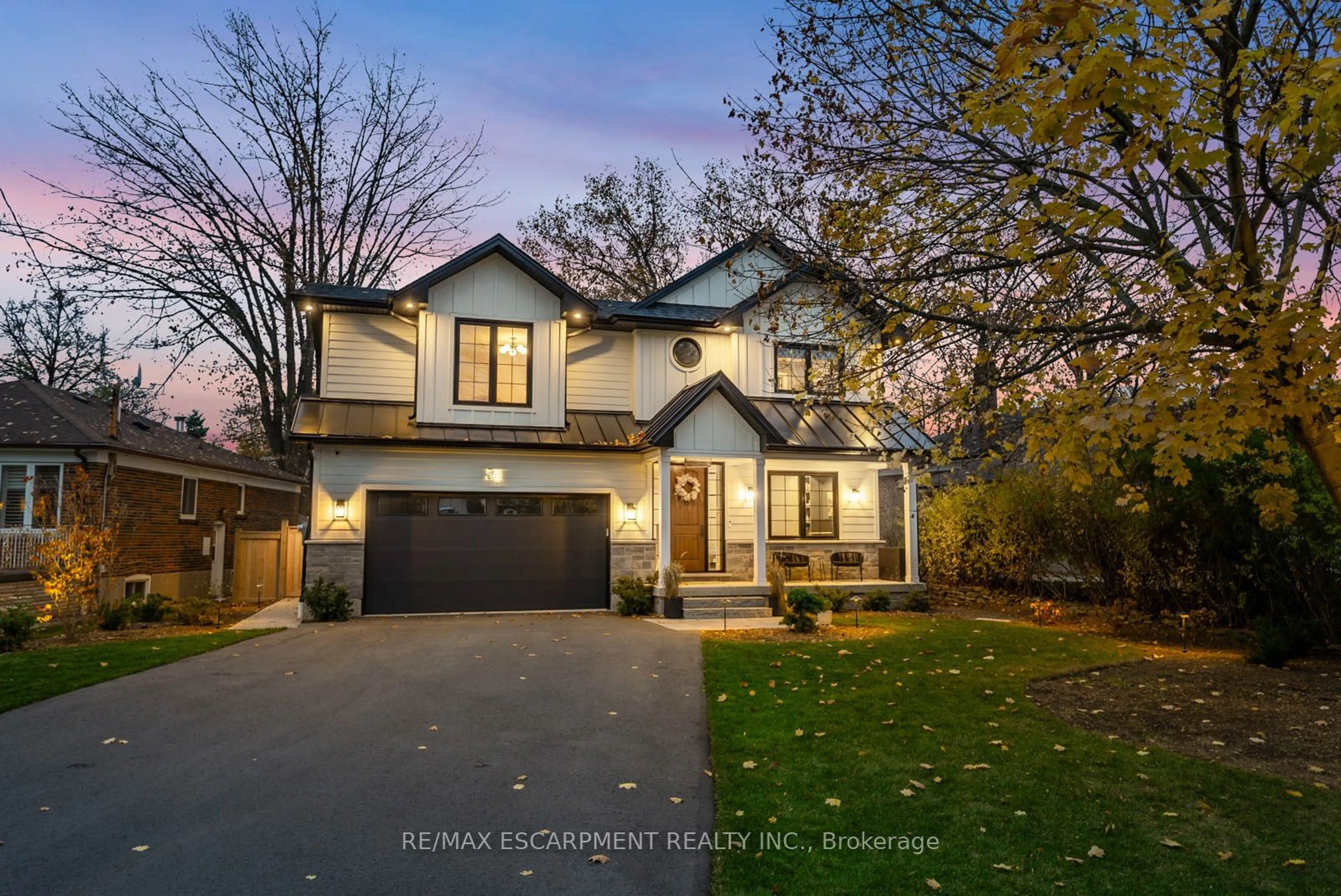 Frontside or backside of a home, cottage for 58 Kingswood Rd, Oakville Ontario L6K 2E3