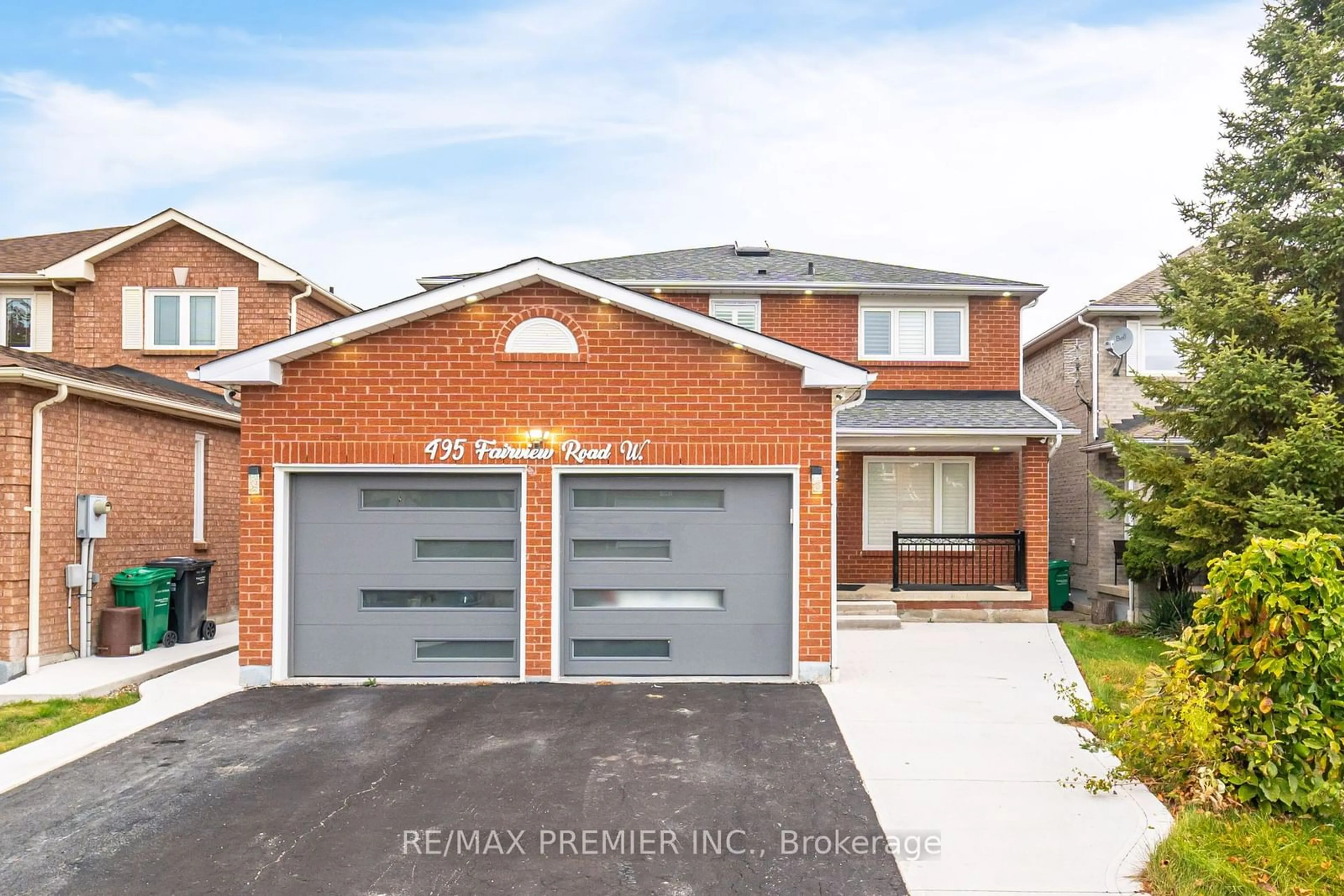 Home with brick exterior material for 495 Fairview Rd, Mississauga Ontario L5B 3W7