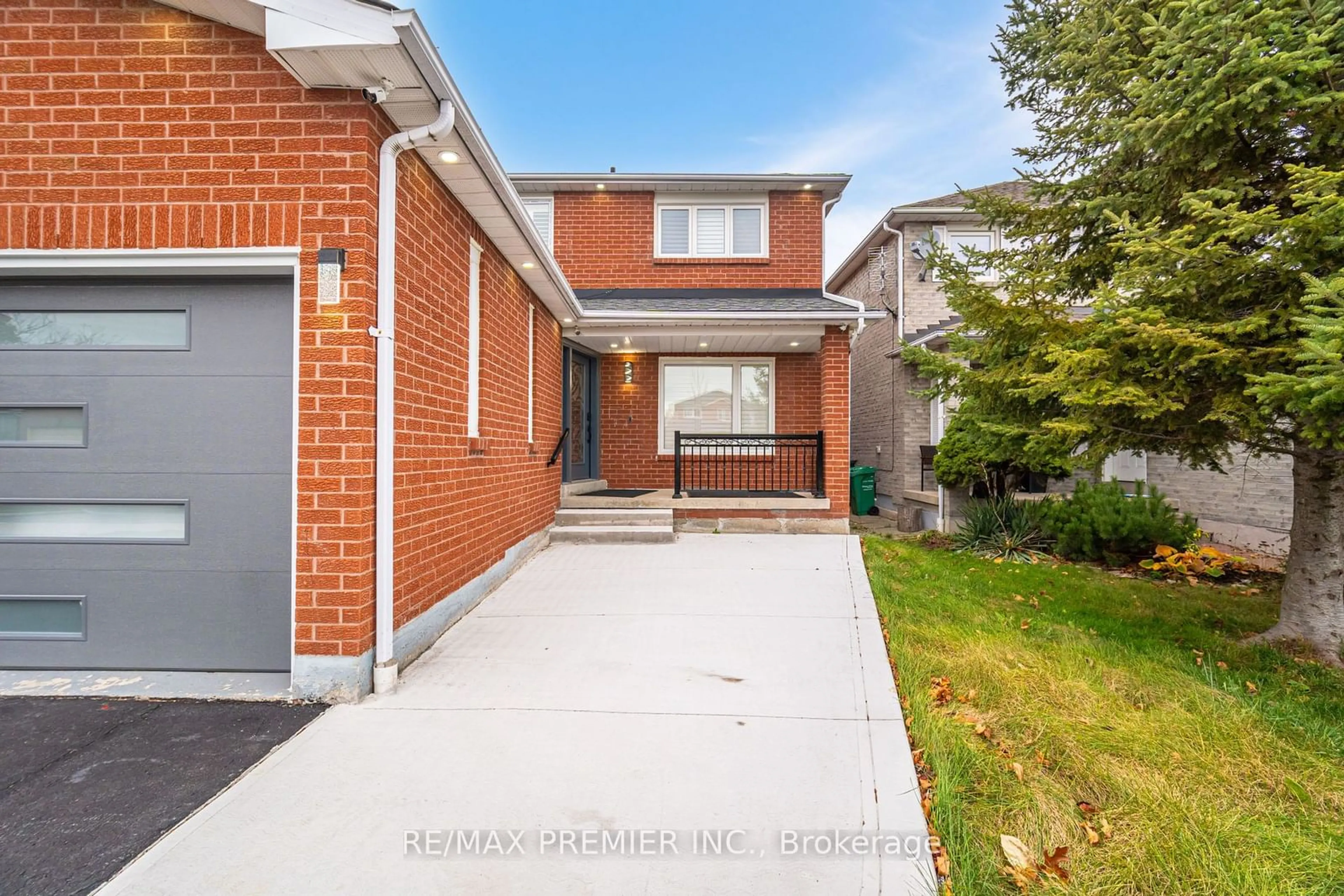 Home with brick exterior material for 495 Fairview Rd, Mississauga Ontario L5B 3W7