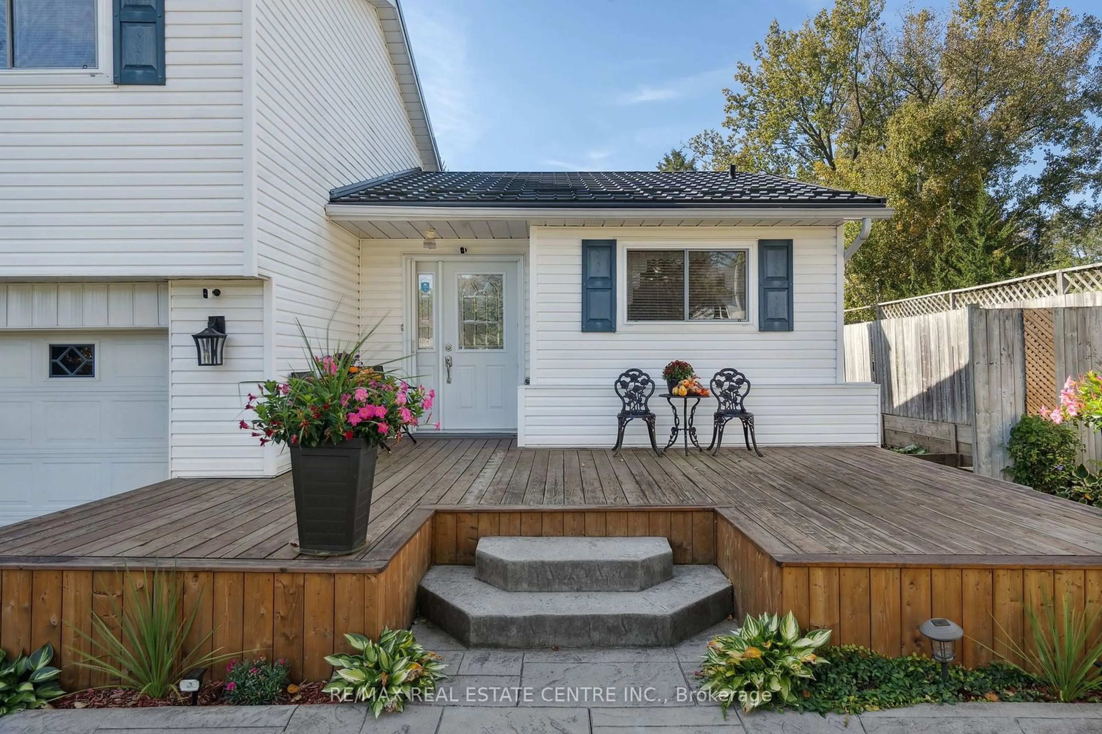 Patio, cottage for 71 Richmond St, Caledon Ontario L7K 0A2