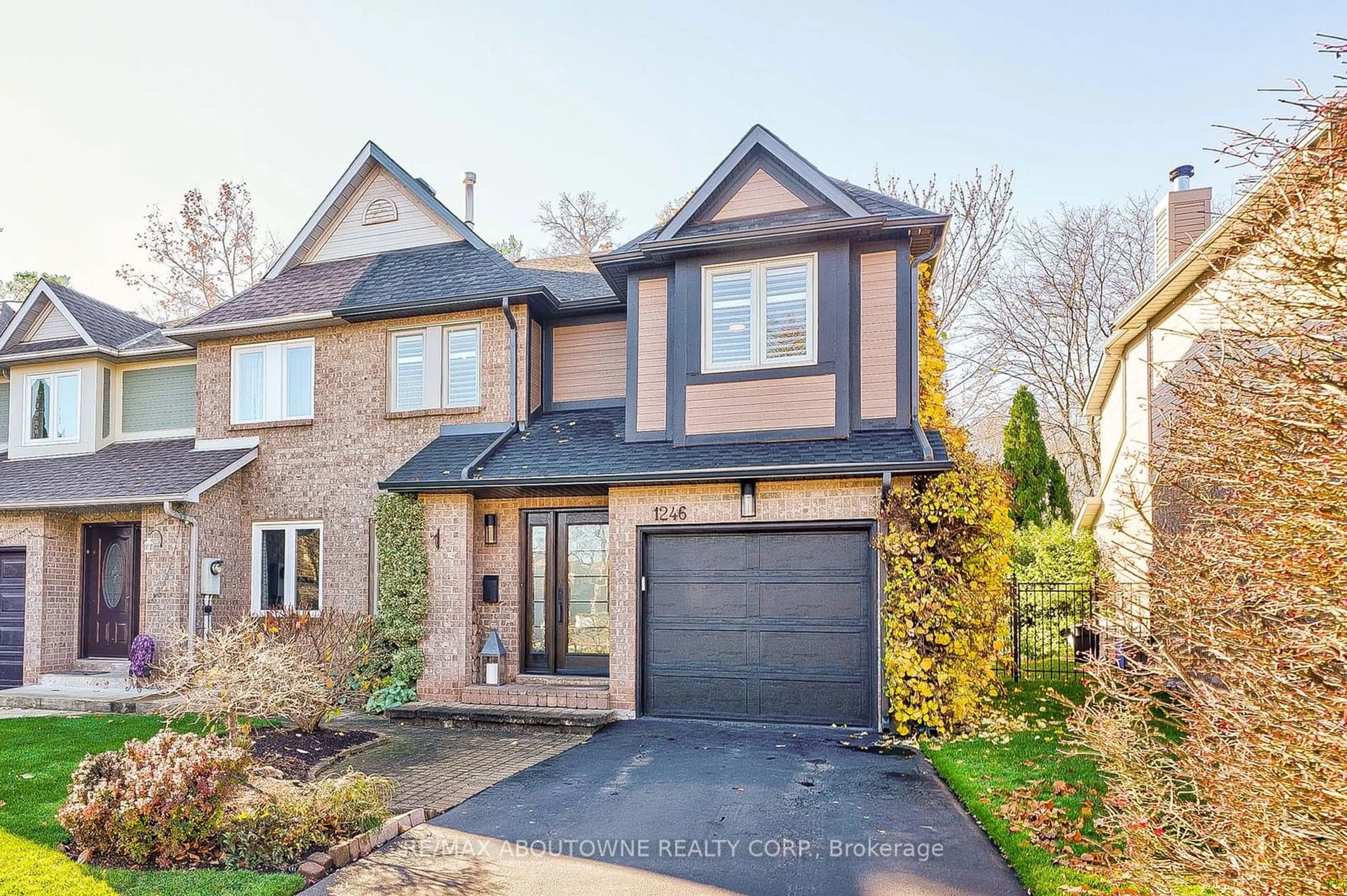 Home with brick exterior material for 1246 Cottonwood Cres, Oakville Ontario L6M 2W6