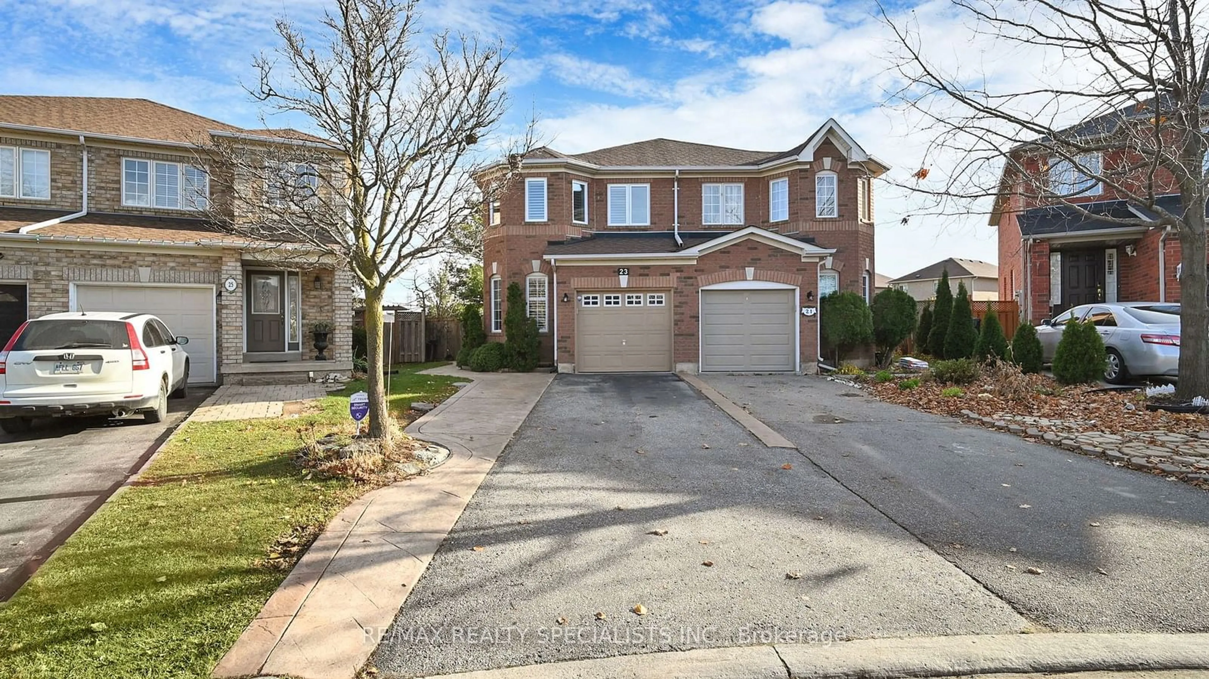 A pic from exterior of the house or condo, the street view for 23 Melissa Crt, Brampton Ontario L6X 4X1