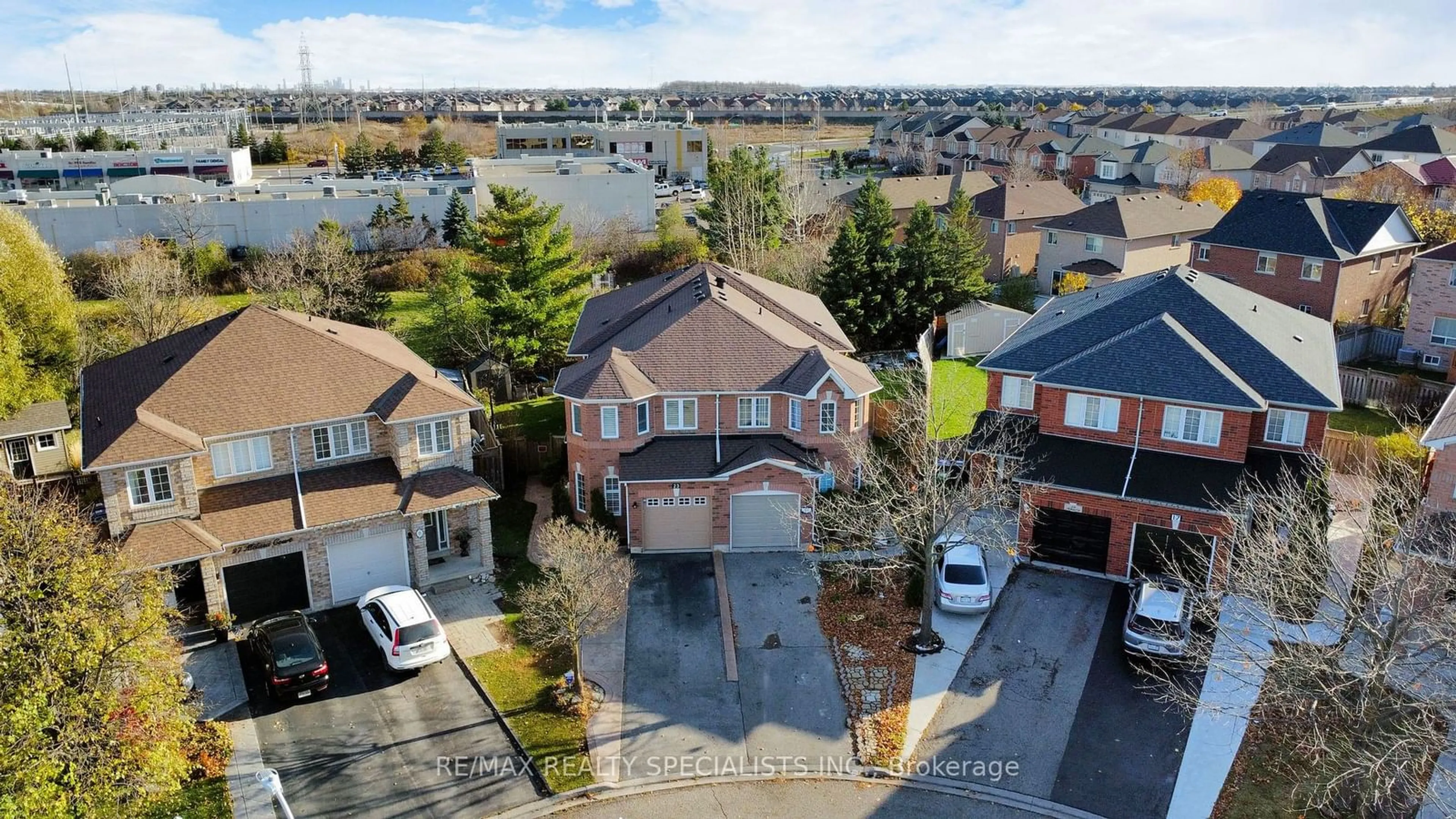 A pic from exterior of the house or condo, the street view for 23 Melissa Crt, Brampton Ontario L6X 4X1