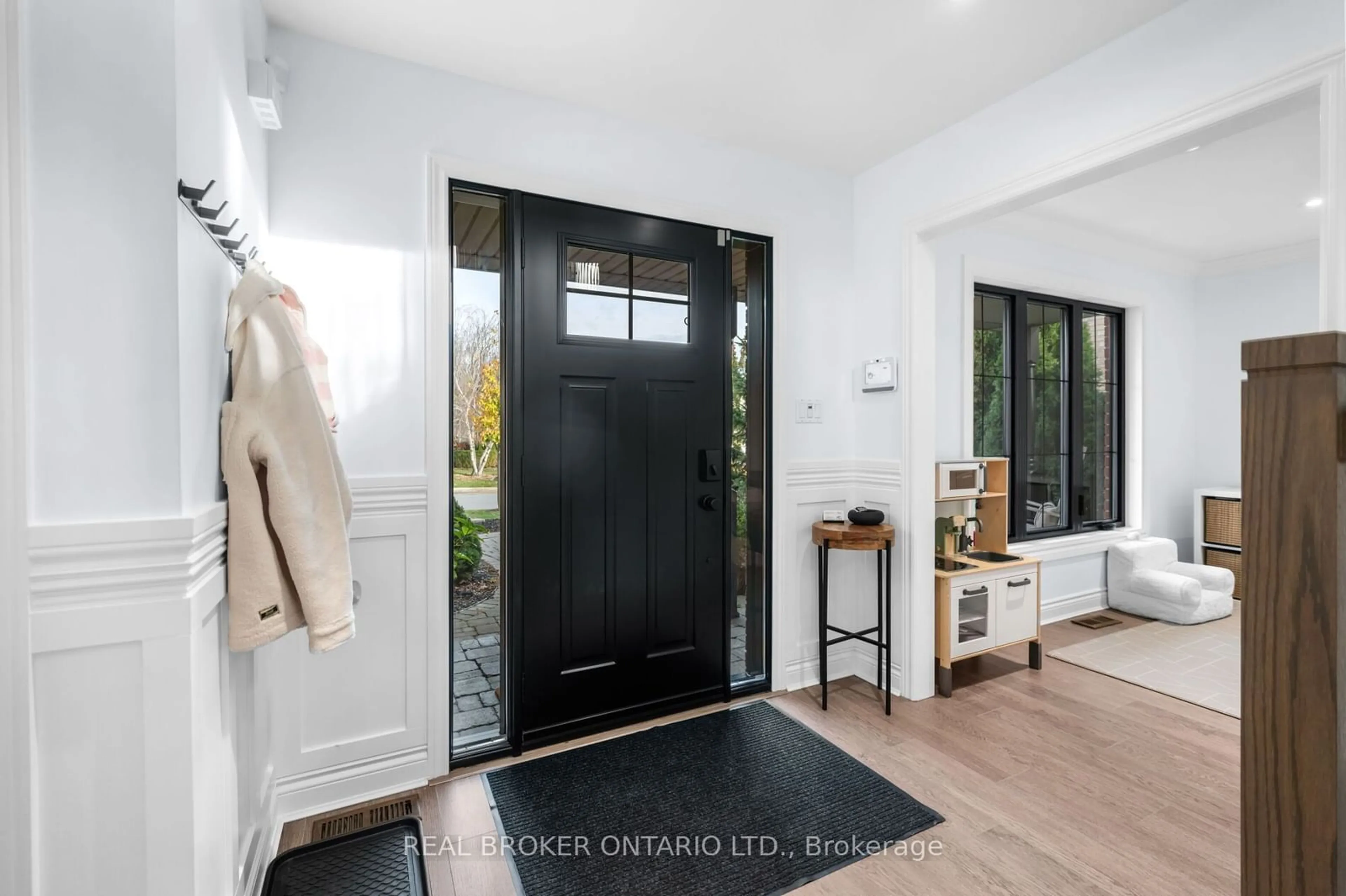 Indoor entryway, wood floors for 2384 Cummins Lane, Burlington Ontario L7P 5B2