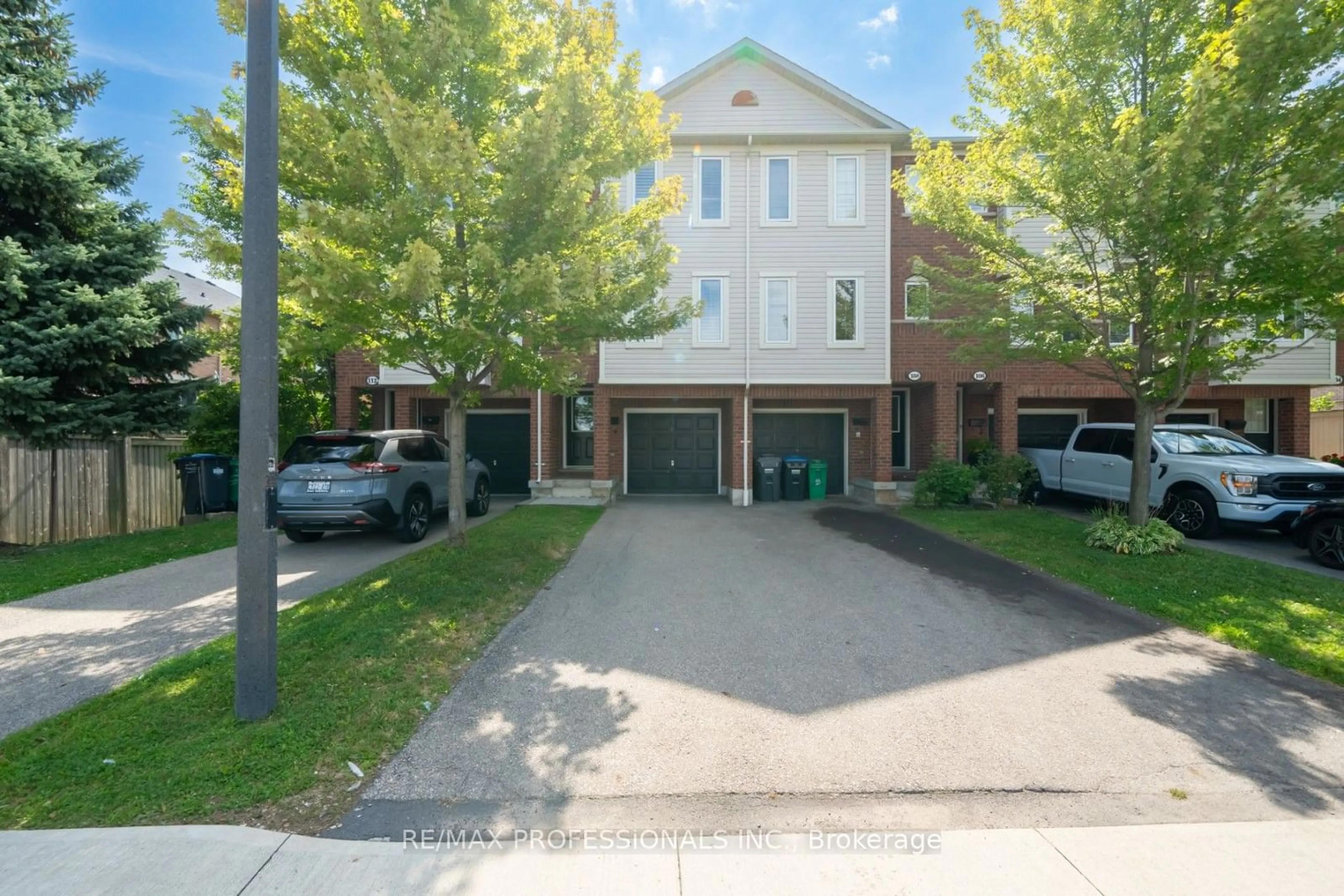 A pic from exterior of the house or condo, the street view for 1128 Dundas St #110, Mississauga Ontario L5C 1E1