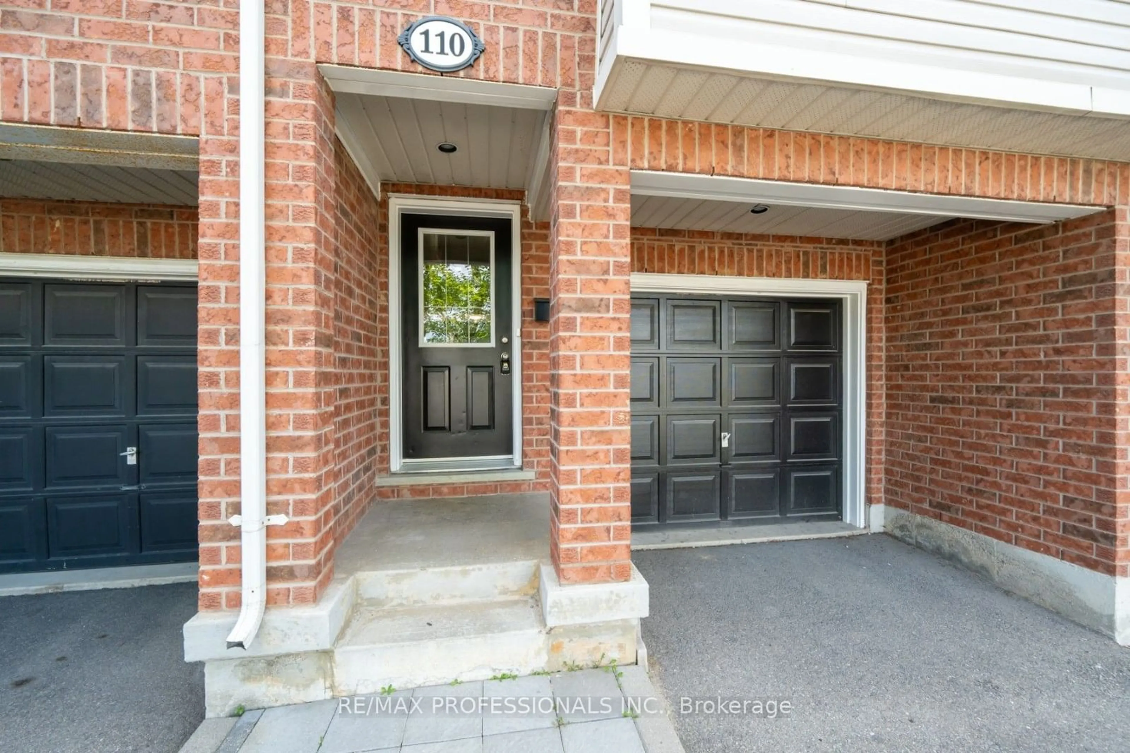 Home with brick exterior material for 1128 Dundas St #110, Mississauga Ontario L5C 1E1