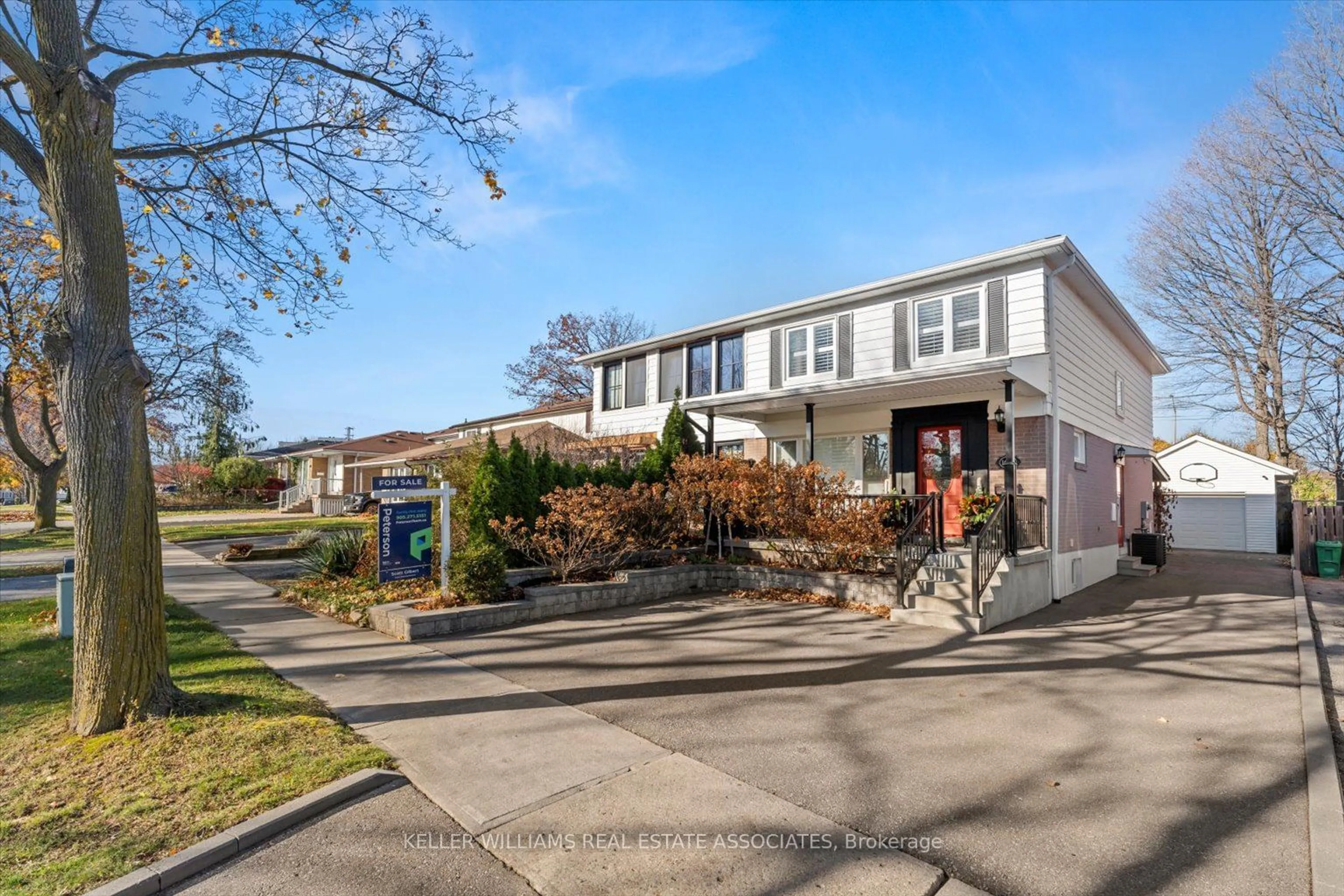 A pic from exterior of the house or condo, the street view for 1639 Glen Rutley Circ, Mississauga Ontario L4X 2A1