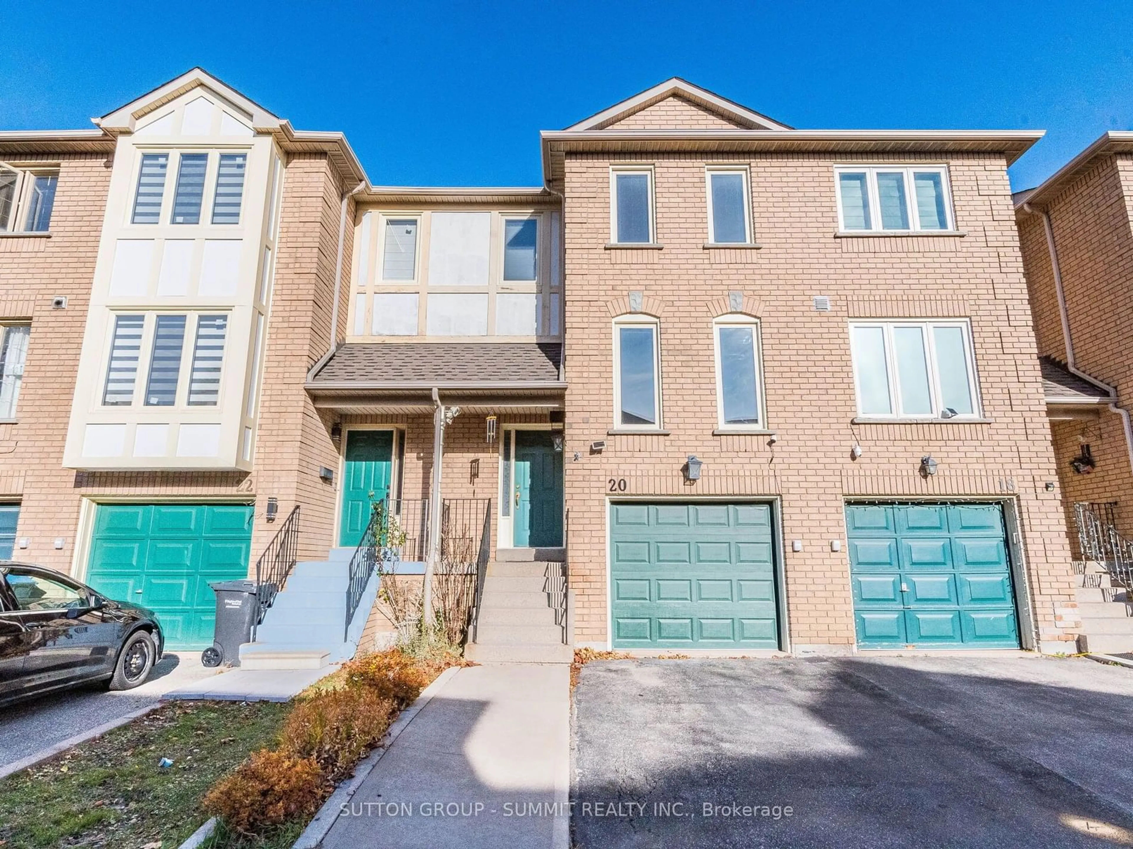 A pic from exterior of the house or condo, the street view for 2 Sir Lou Dr #20, Brampton Ontario L6Y 5A8