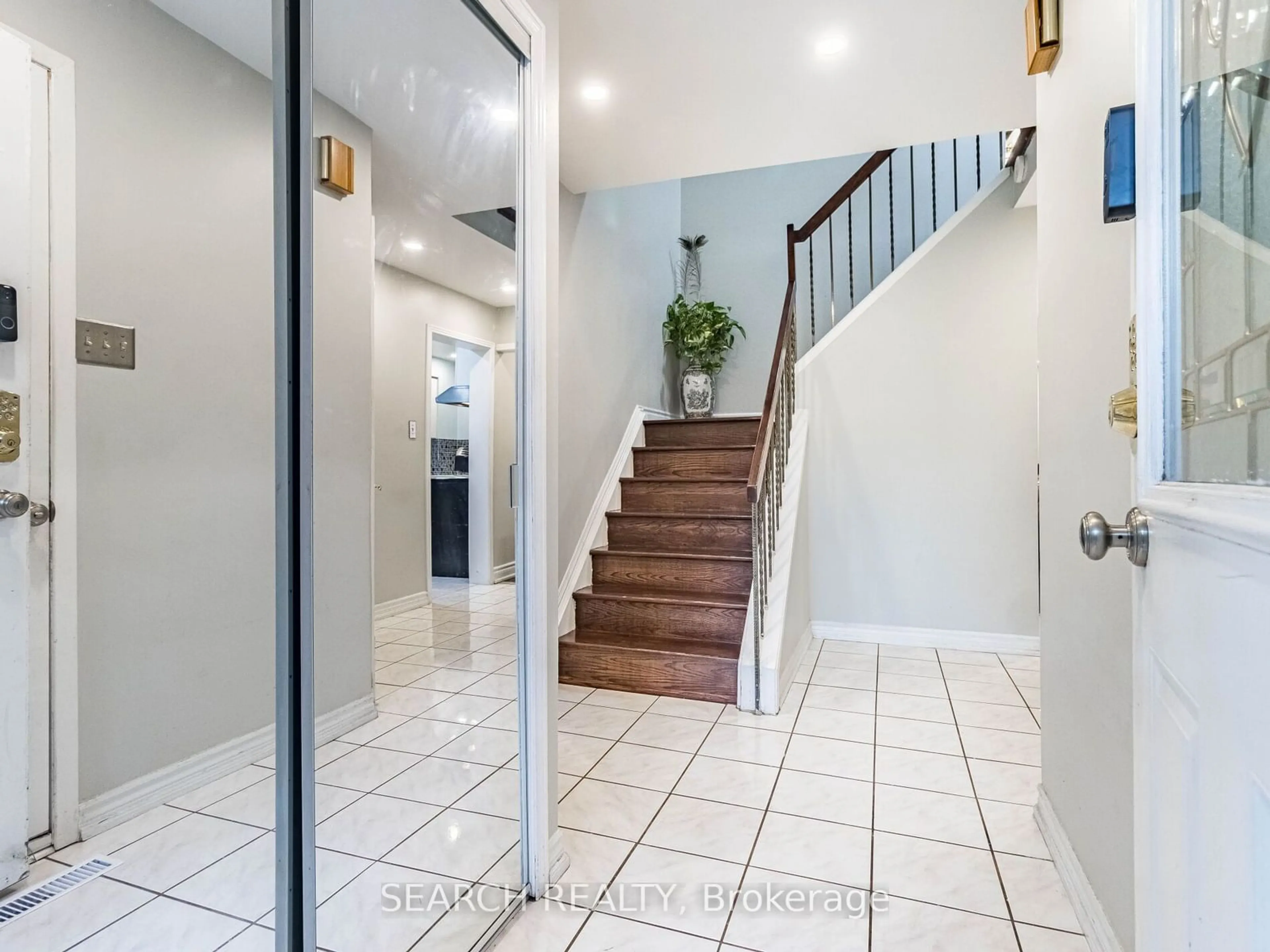 Indoor foyer, wood floors for 194 Simmons Blvd, Brampton Ontario L6V 3W4